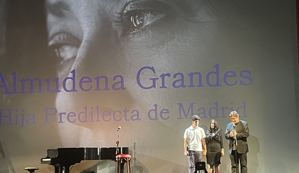 Luis García Montero, marido de Almudena Grandes, junto a sus hijos. Luis García Montero, marido de Almudena Grandes, junto a sus hijos.
