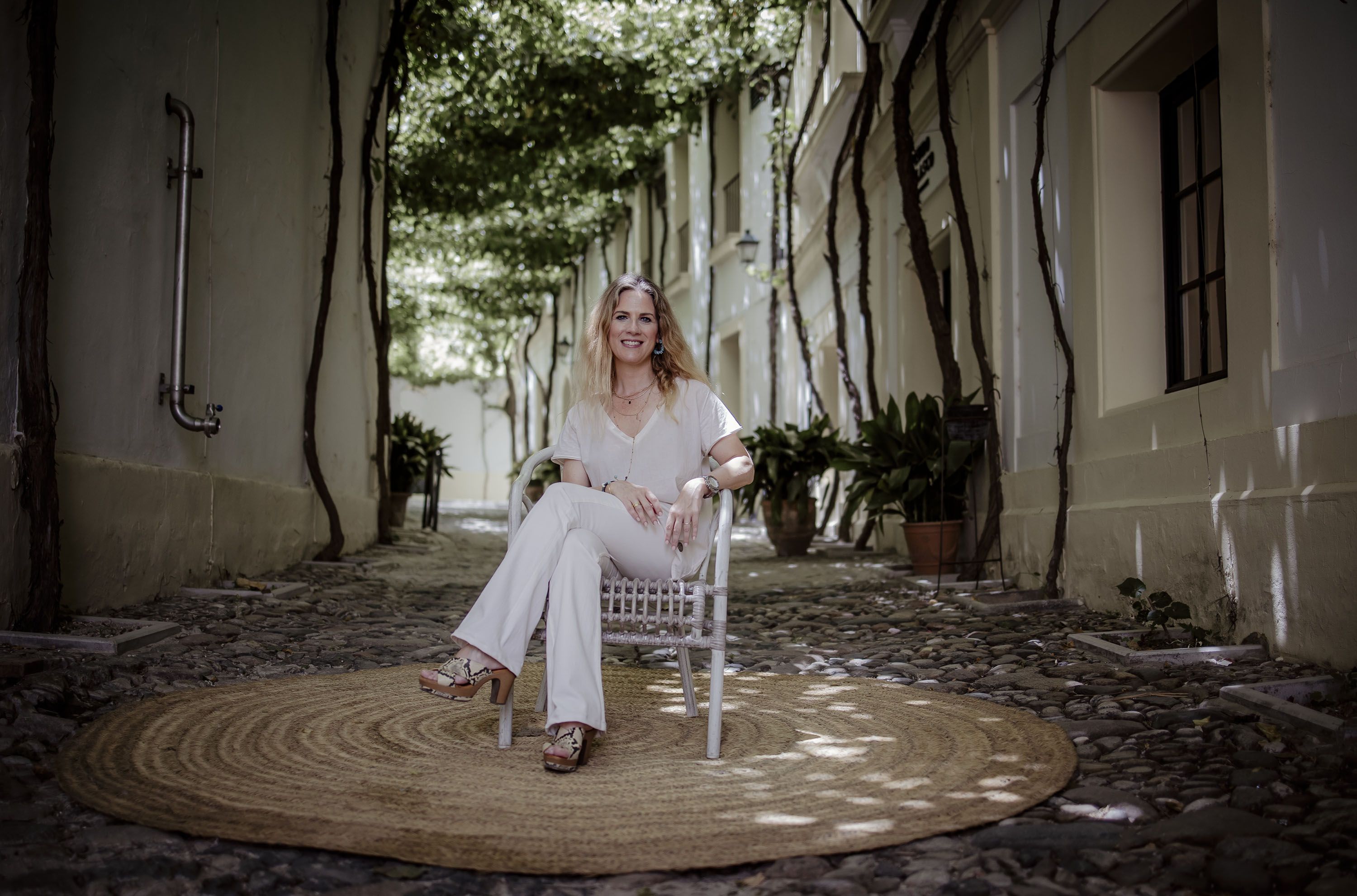 Ana Mestre posa, en la calle Ciegos del complejo bodeguero González Byass de Jerez, tras la entrevista con lavozdelsur.es.