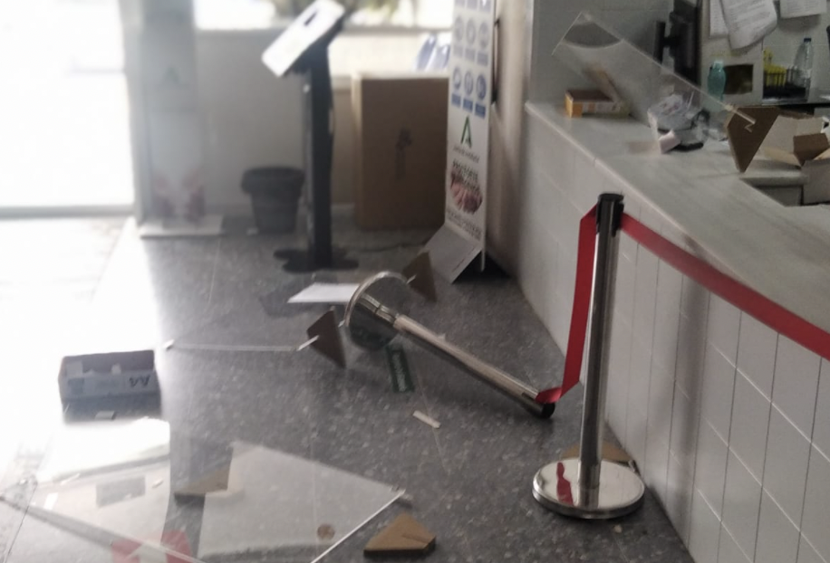 Un hombre siembra el caos en el centro de salud de San Benito en Jerez.