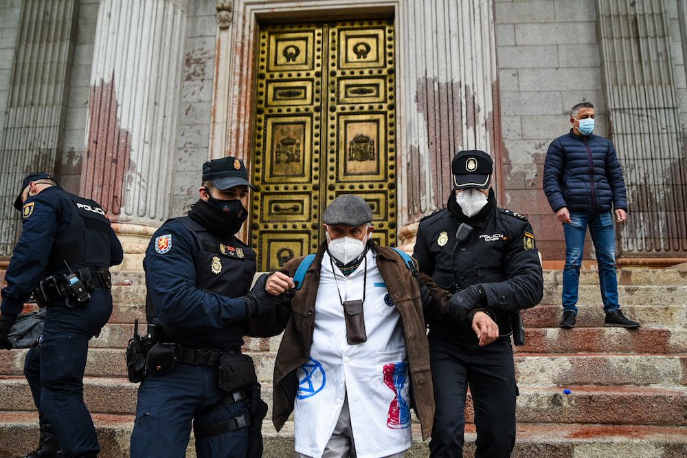 Uno de los integrantes de Rebelión Científica detenido por su protesta. RODRI MÍNGUEZ Uno de los integrantes de Rebelión Científica detenido por su protesta. RODRI MÍNGUEZ