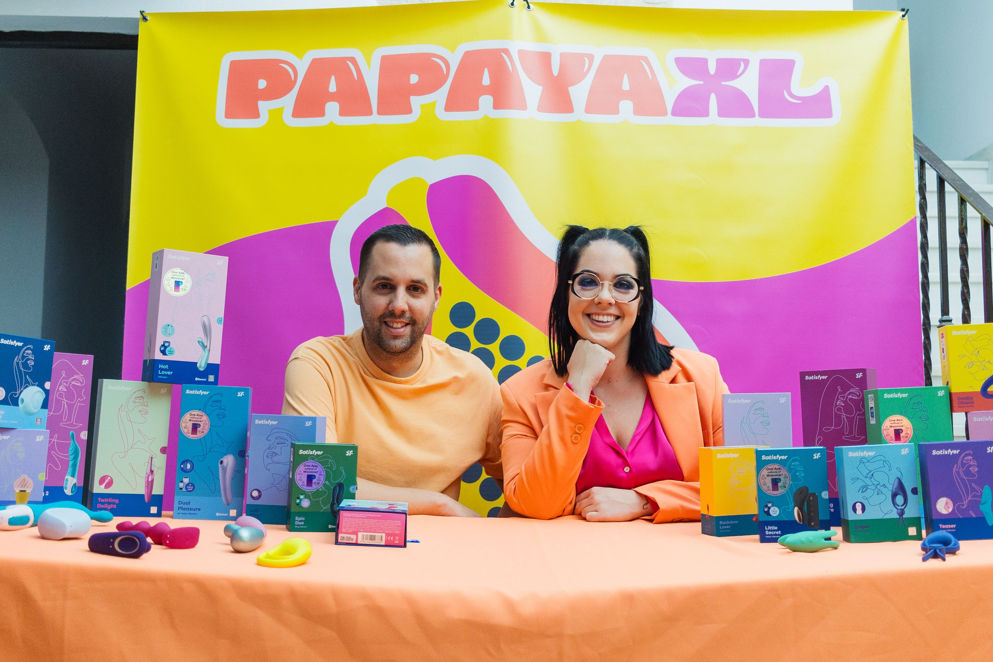 Sandra y Lucas rodeados de cajas de juguetes sexuales.