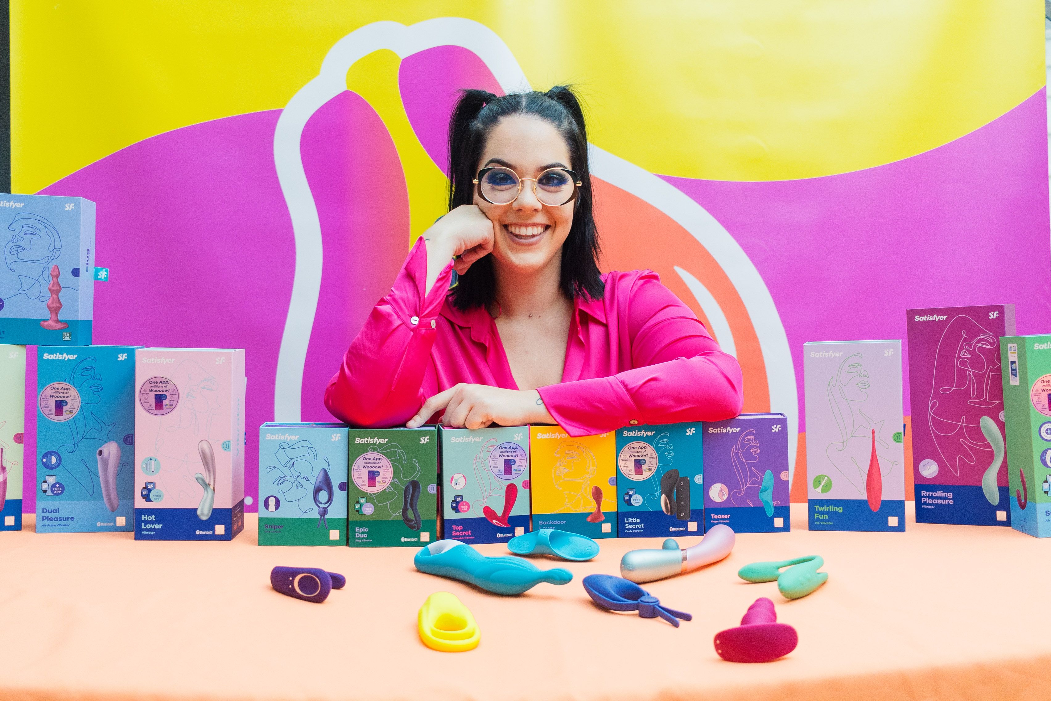 Sandra enseña algunos de los productos que venderá en la tienda.