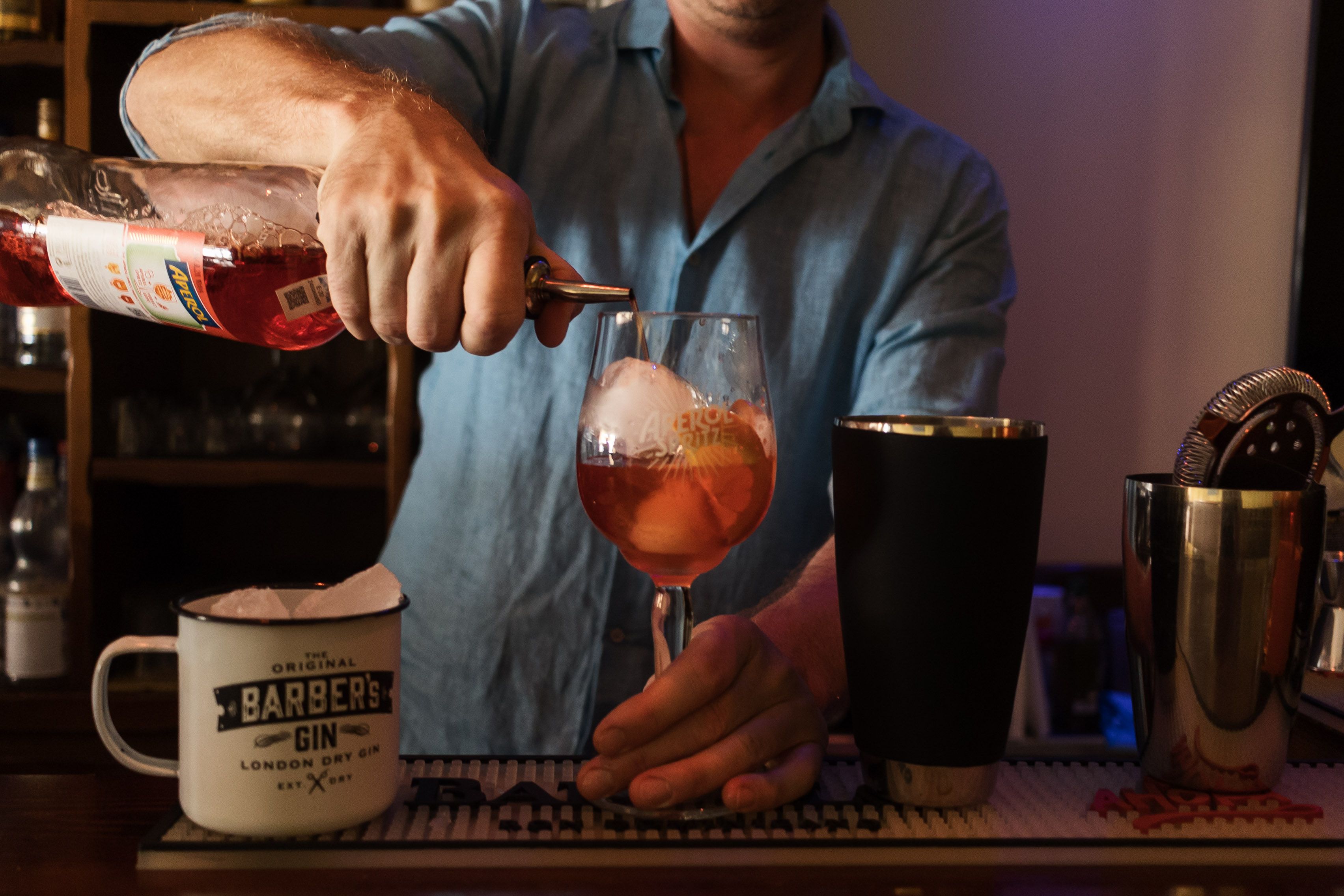 Darío elabora un Aperol Spritz, uno de los cócteles más demandados.