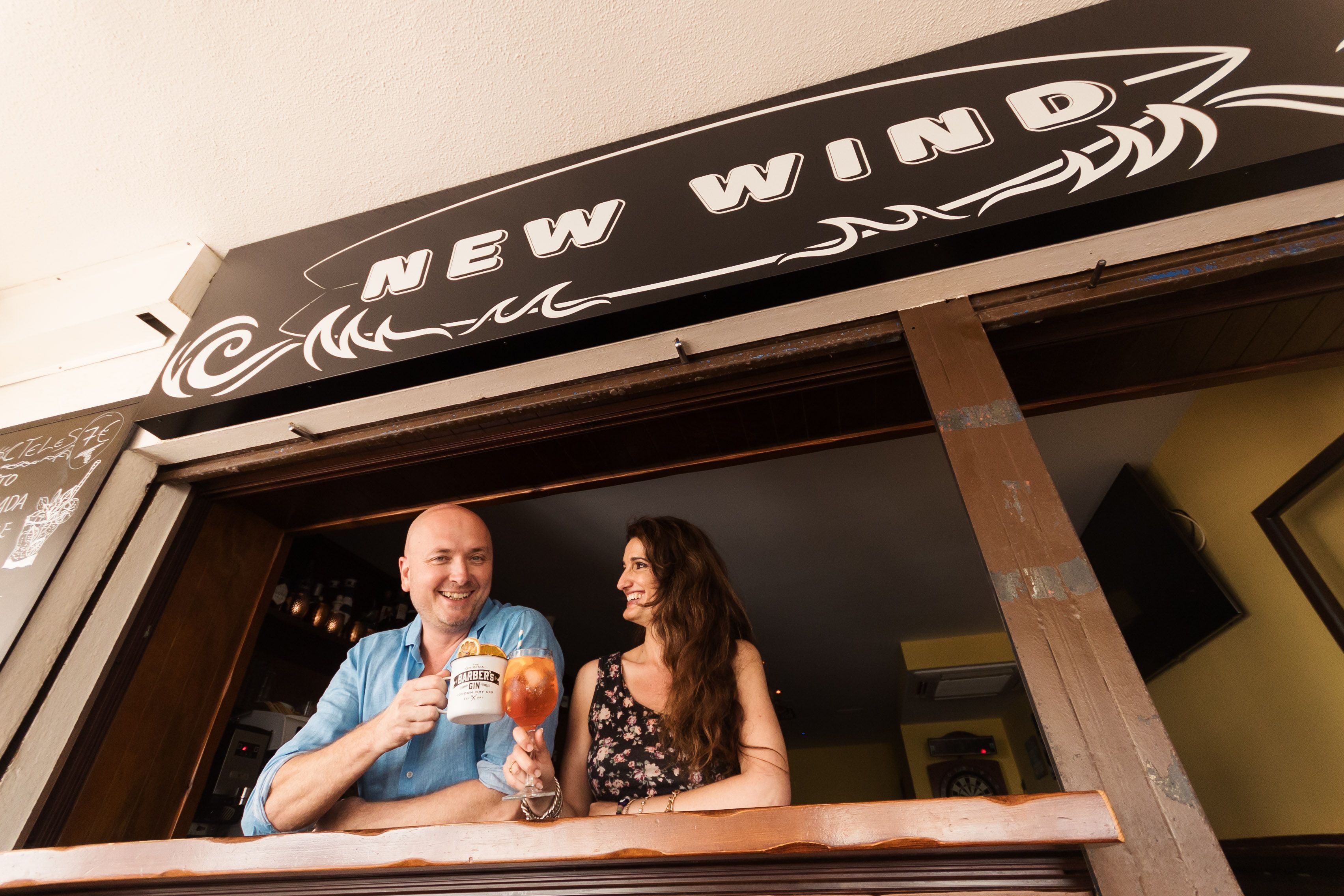 La pareja brinda en la barra de New Wind.
