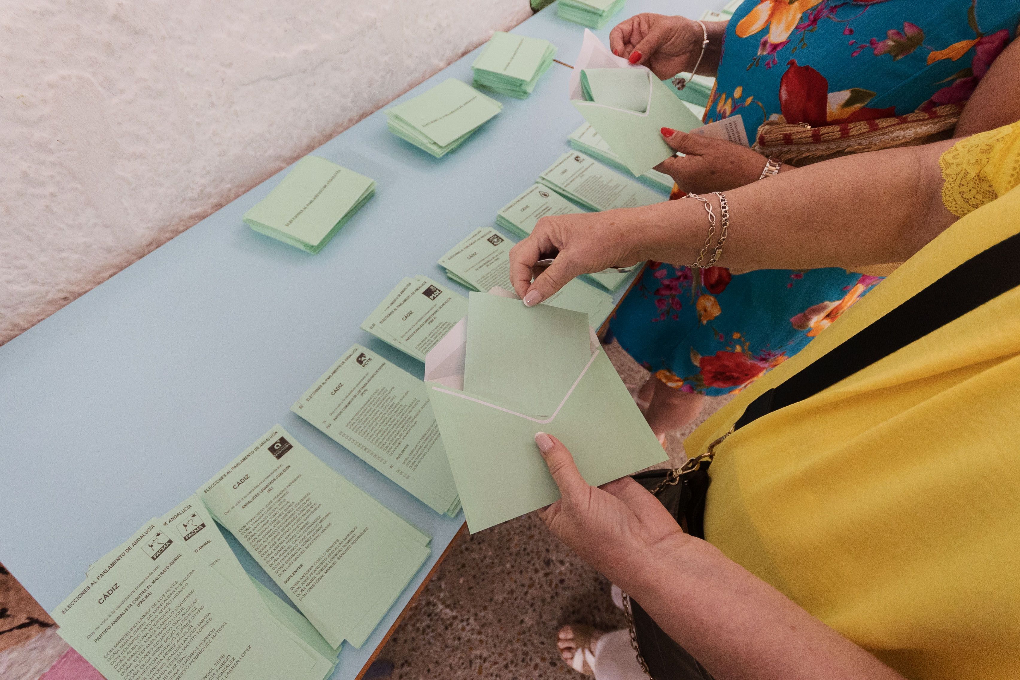Una mujer, votando en una pasada jornada electoral. Una mujer, votando en una pasada jornada electoral.