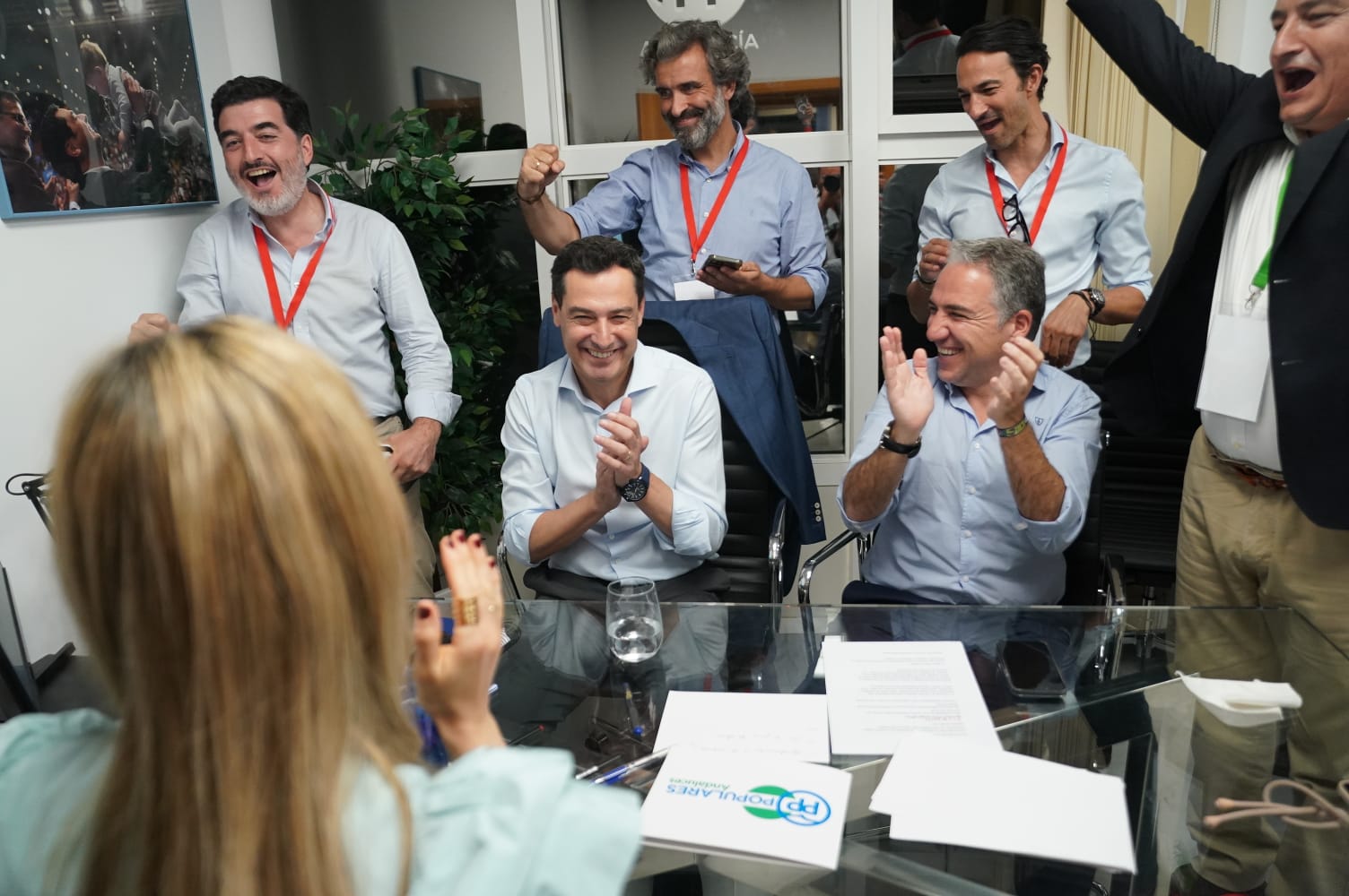 Moreno celebrando con su equipo, con Antonio Sanz a la derecha de la imagen.