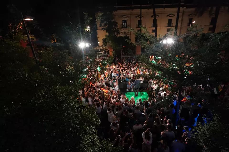 Moreno interviene, en la noche de este 19J, ante una abarrotada calle de San Fernando en Sevilla.