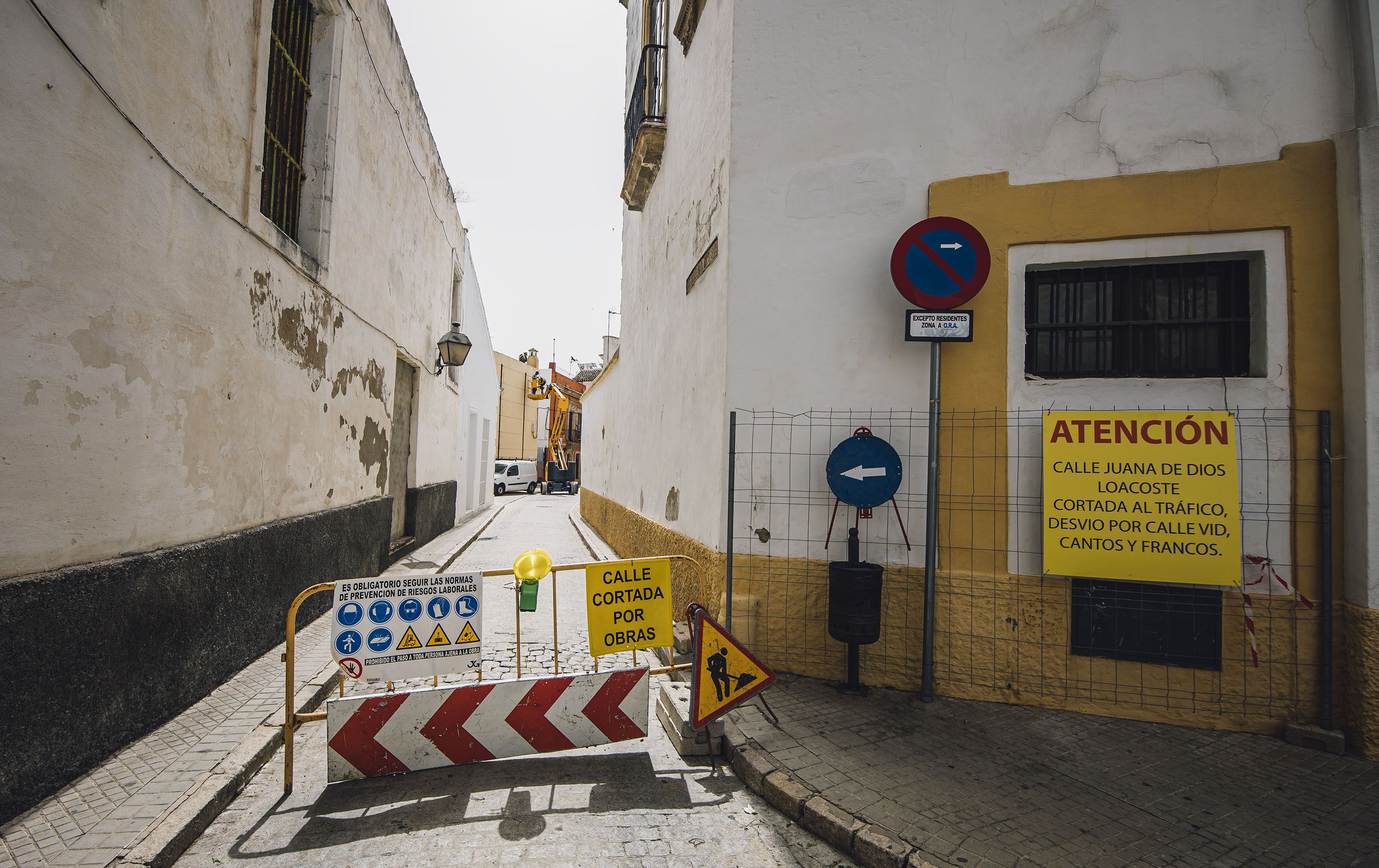 Calle Juana de Dios Lacoste cortada al tráfico por las obras iniciadas.   ESTEBAN
