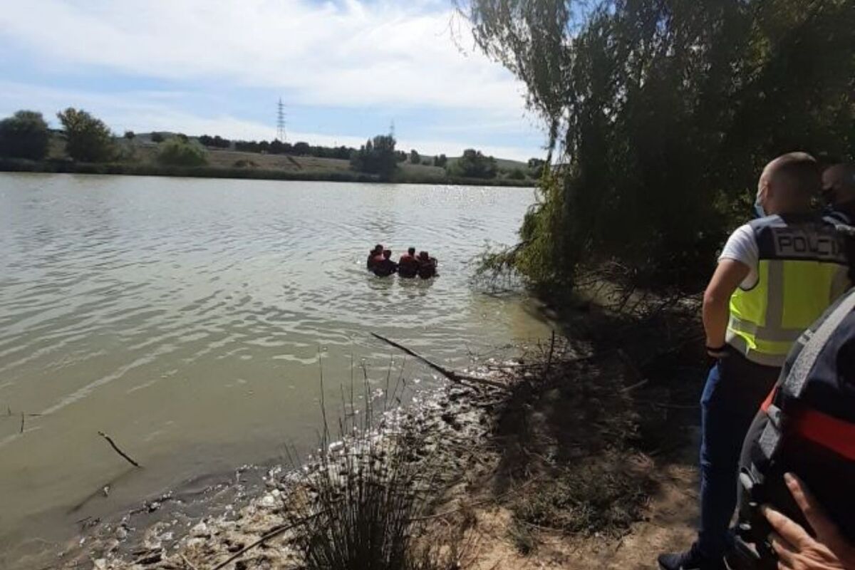 Búsqueda de un cadáver en el río Guadalquivir, en una imagen de archivo.