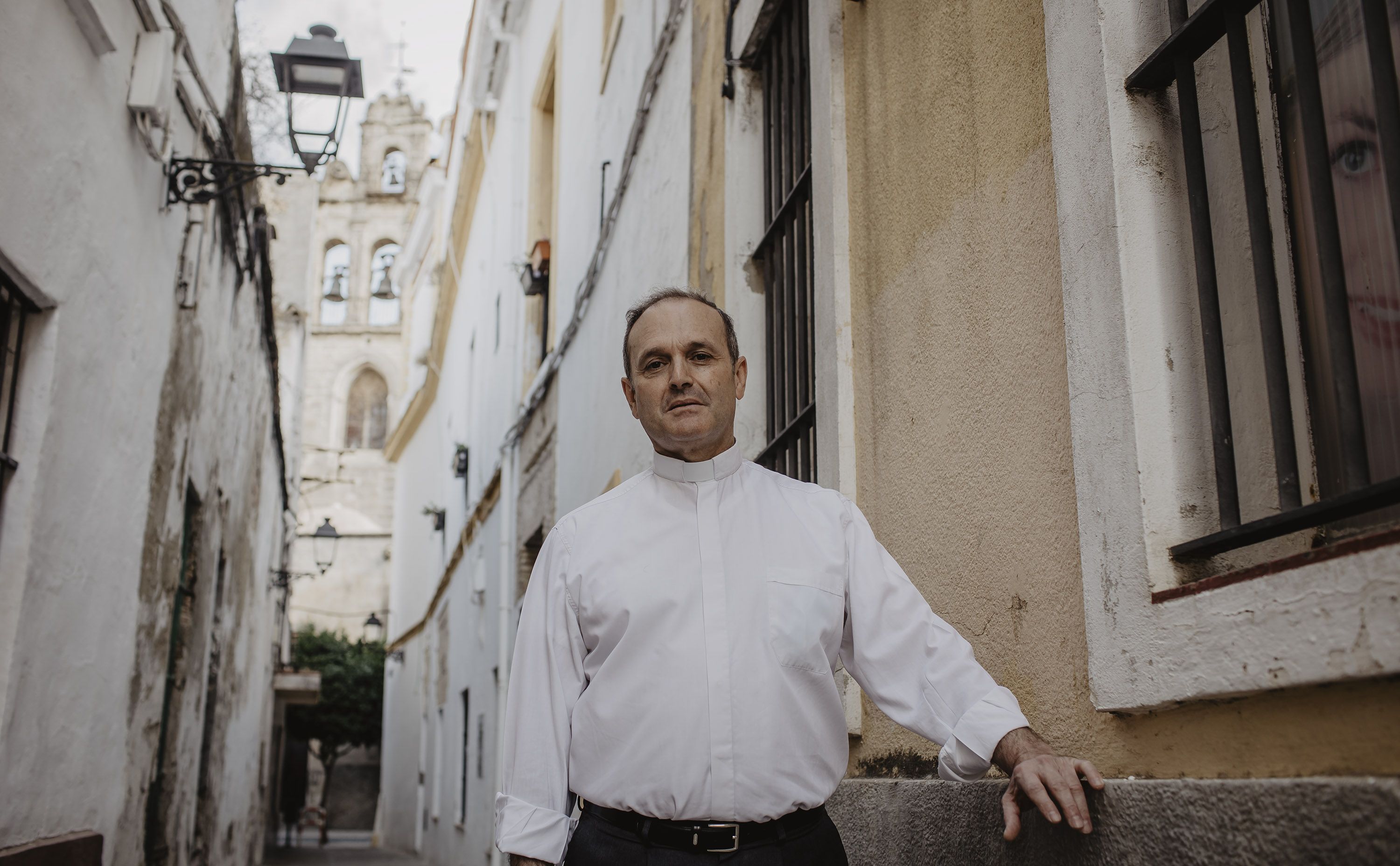 El delegado de Patrimonio, Luis Piñero, con la espadaña de San Marcos a su espalda, durante la ruta por el patrimonio eclesiástico de Jerez.