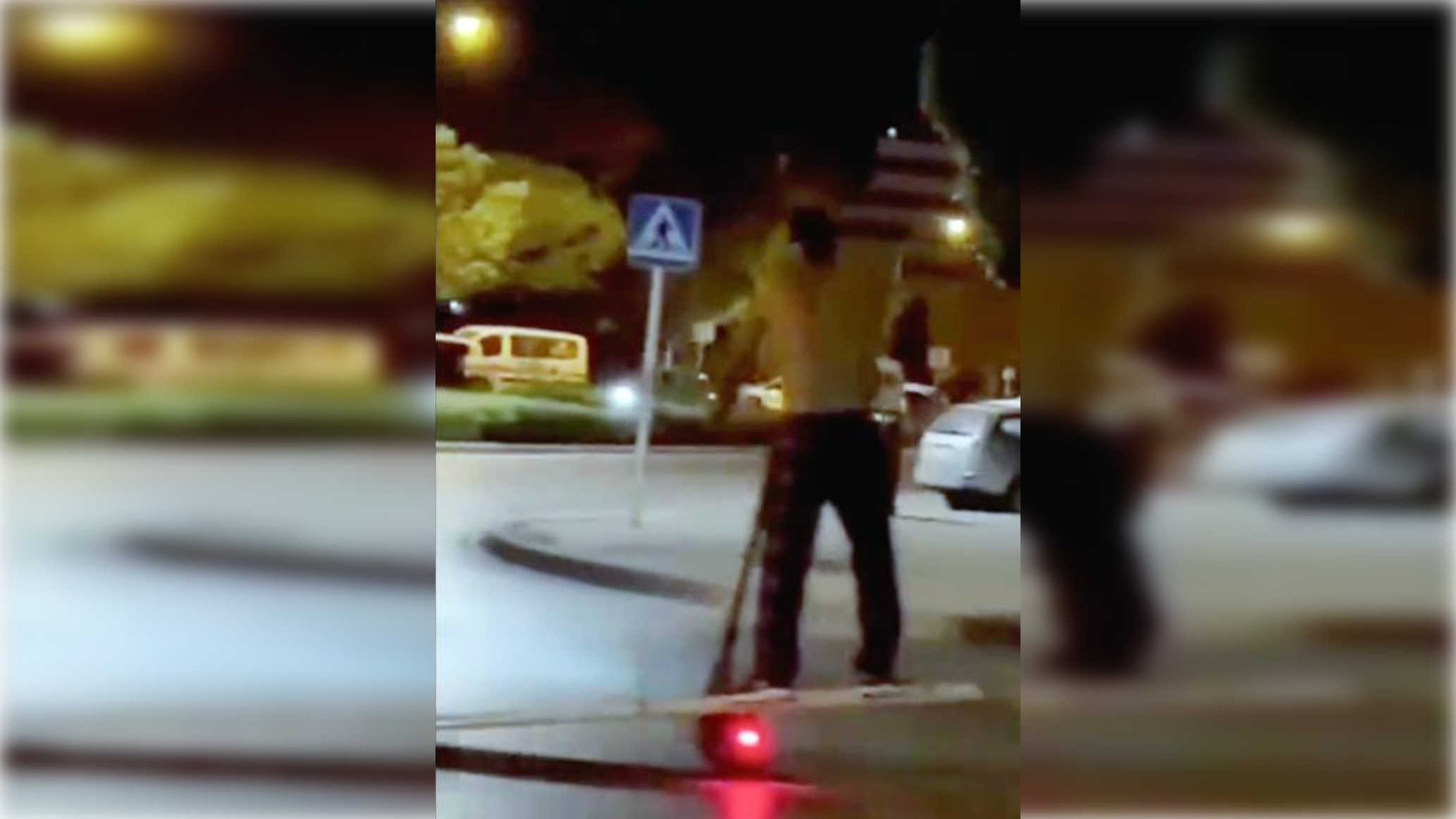 Un hombre circula en pijama y sobre una tabla en patinete.