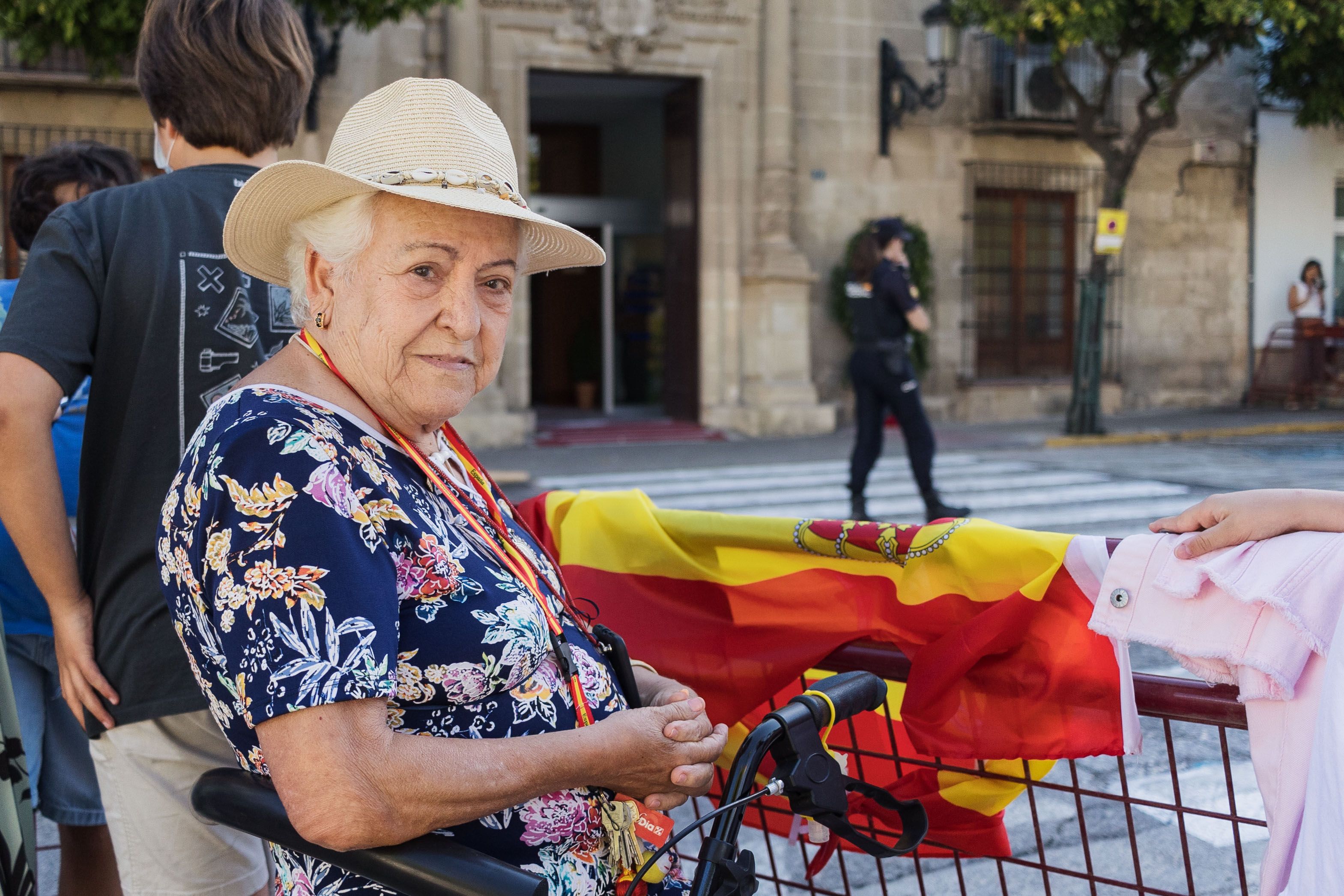 María Teresa espera al rey en la plaza del Polvorista.