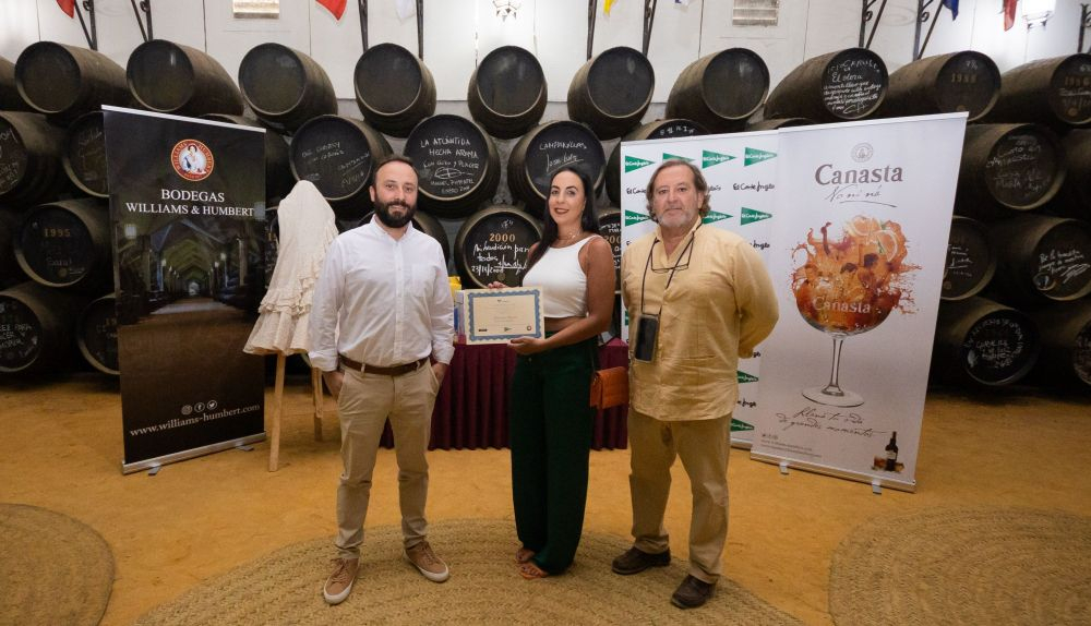 Paco Sánchez Múgica, director de lavozdelsur.es, junto a la ganadora del segundo premio, Patricia Barea, y Carlos Vega, responsable comercial de lavozdelsur.es.  MANU GARCÍA
