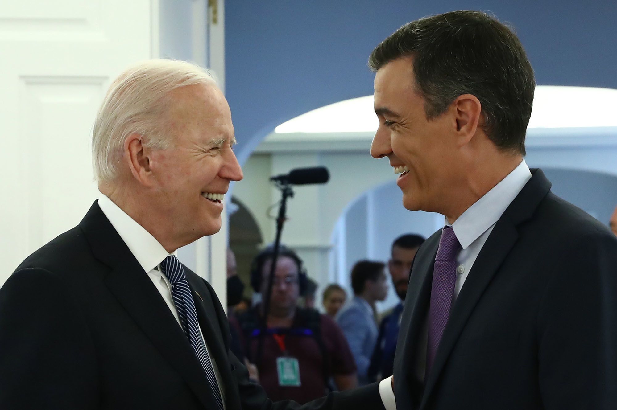El presidente del Gobierno, Pedro Sánchez, y el presidente de los Estados Unidos de América, Joe Biden, han mantenido un encuentro bilateral en La Moncloa y a continuación han realizado una declaración institucional.