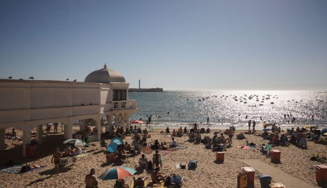 La playa de La Caleta, en días pasados, en plena olar de calor.