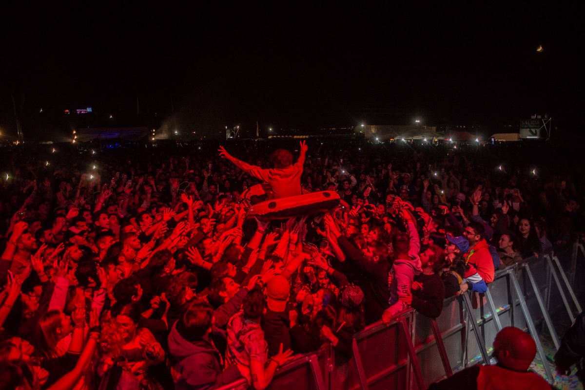 El Canijo de Jerez, 'navegando' por encima del público en el Primavera Trompetera Festival 2019. FOTO: MANU GARCÍA.