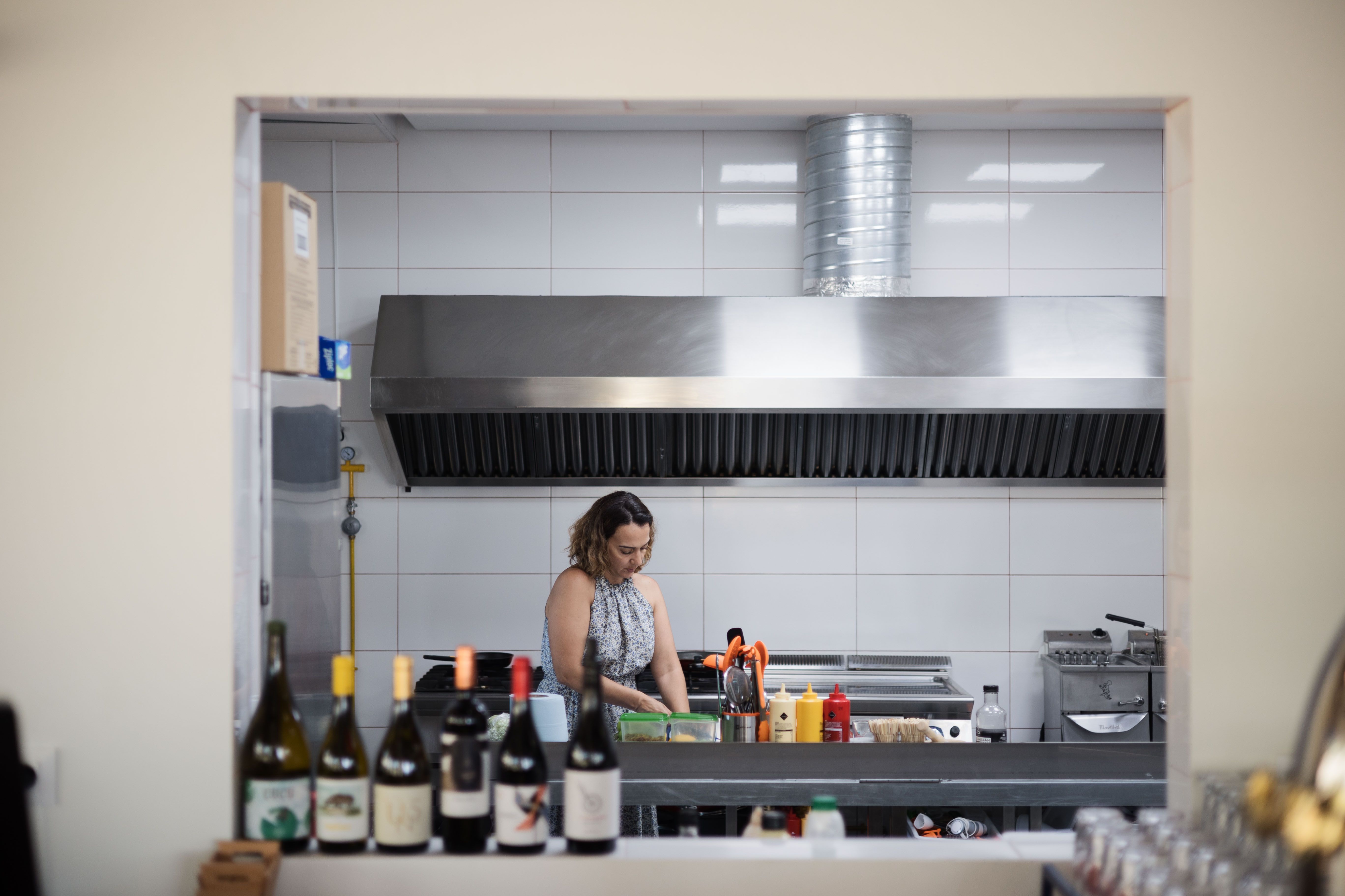 Vanesa prepara un perrito caliente en la cocina.