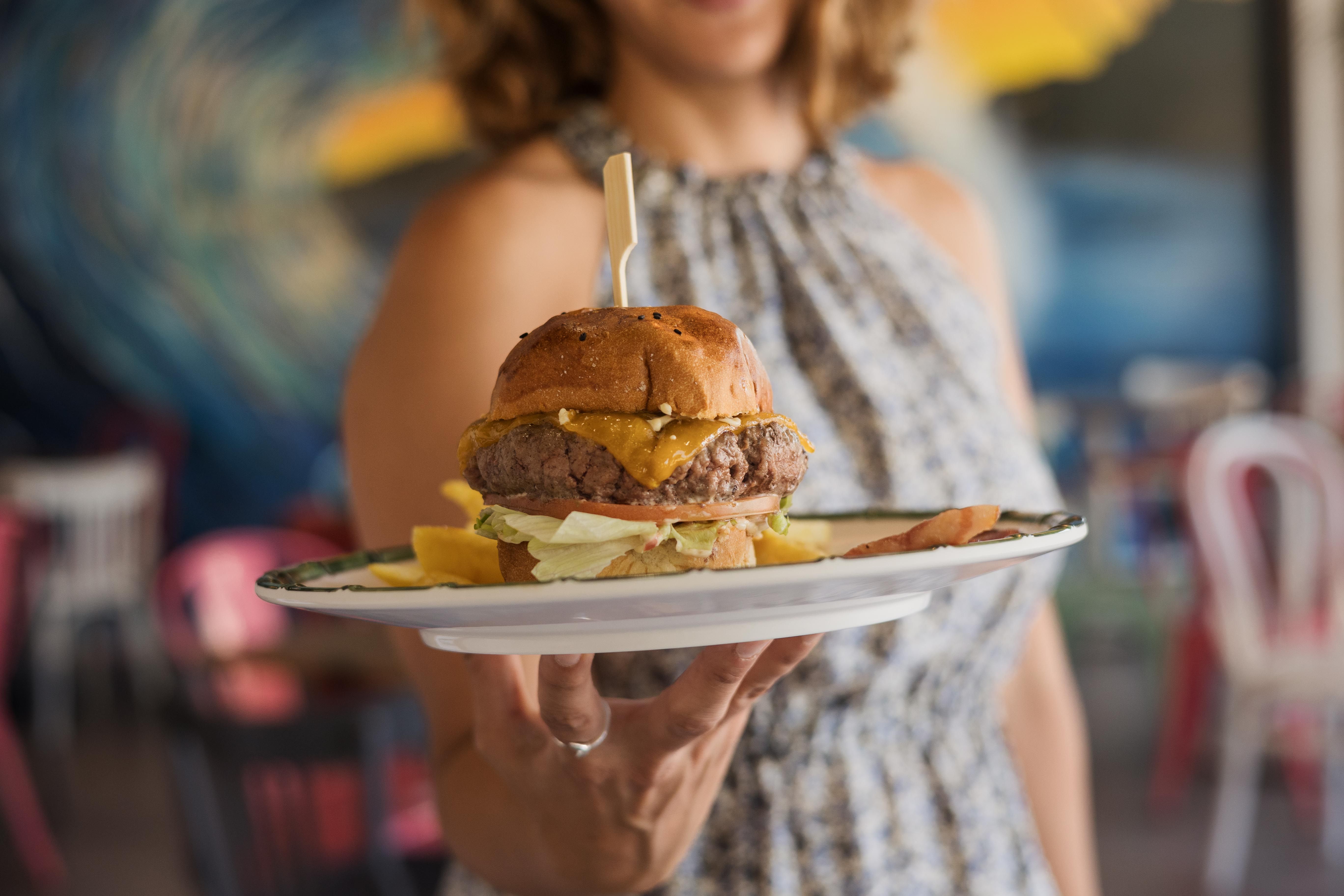 Hamburguesa de la sierra de Guadarrama de 250 gramos con lechuga, tomate y queso, y bacon ahumado.