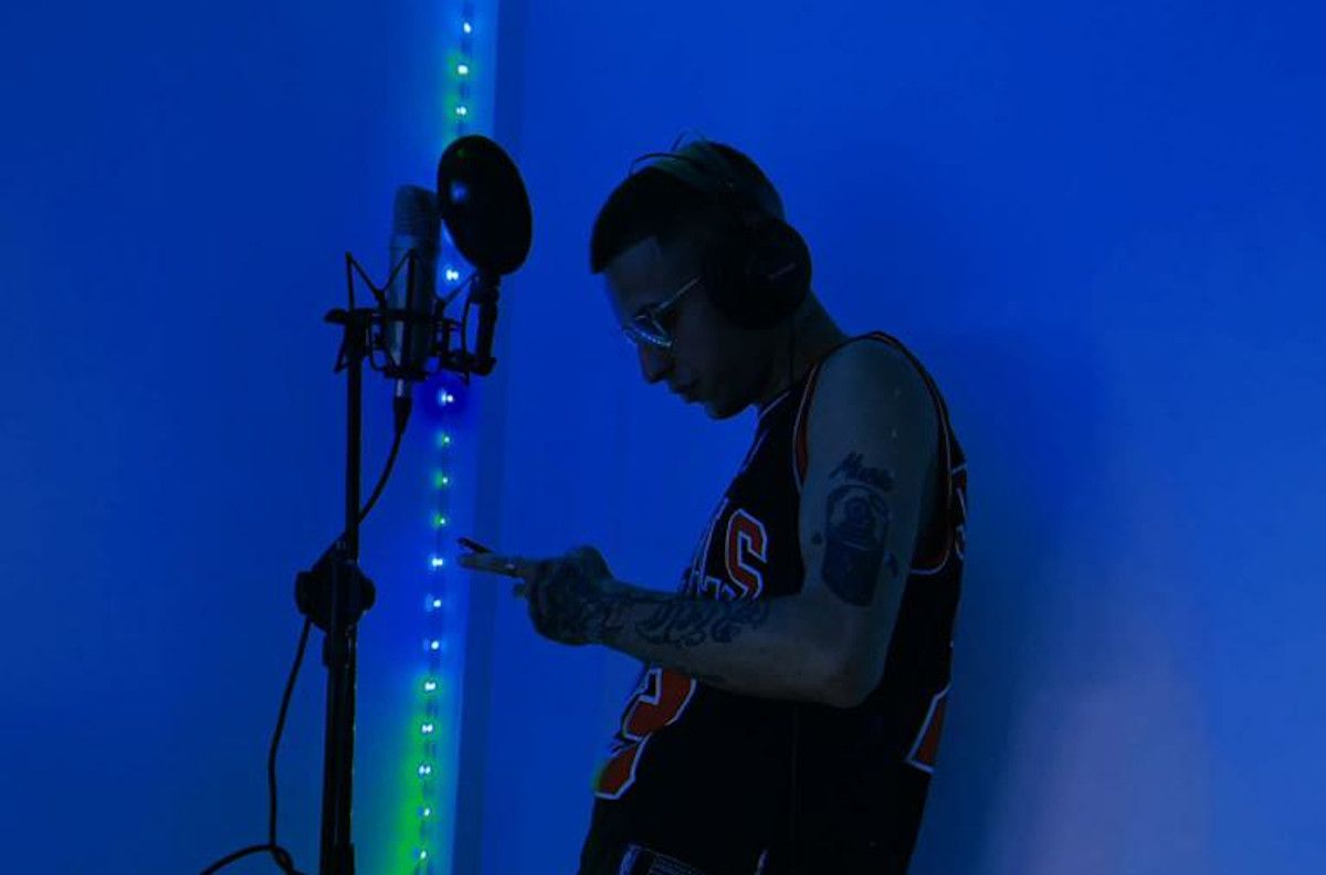 Diego durante la grabación de un tema.