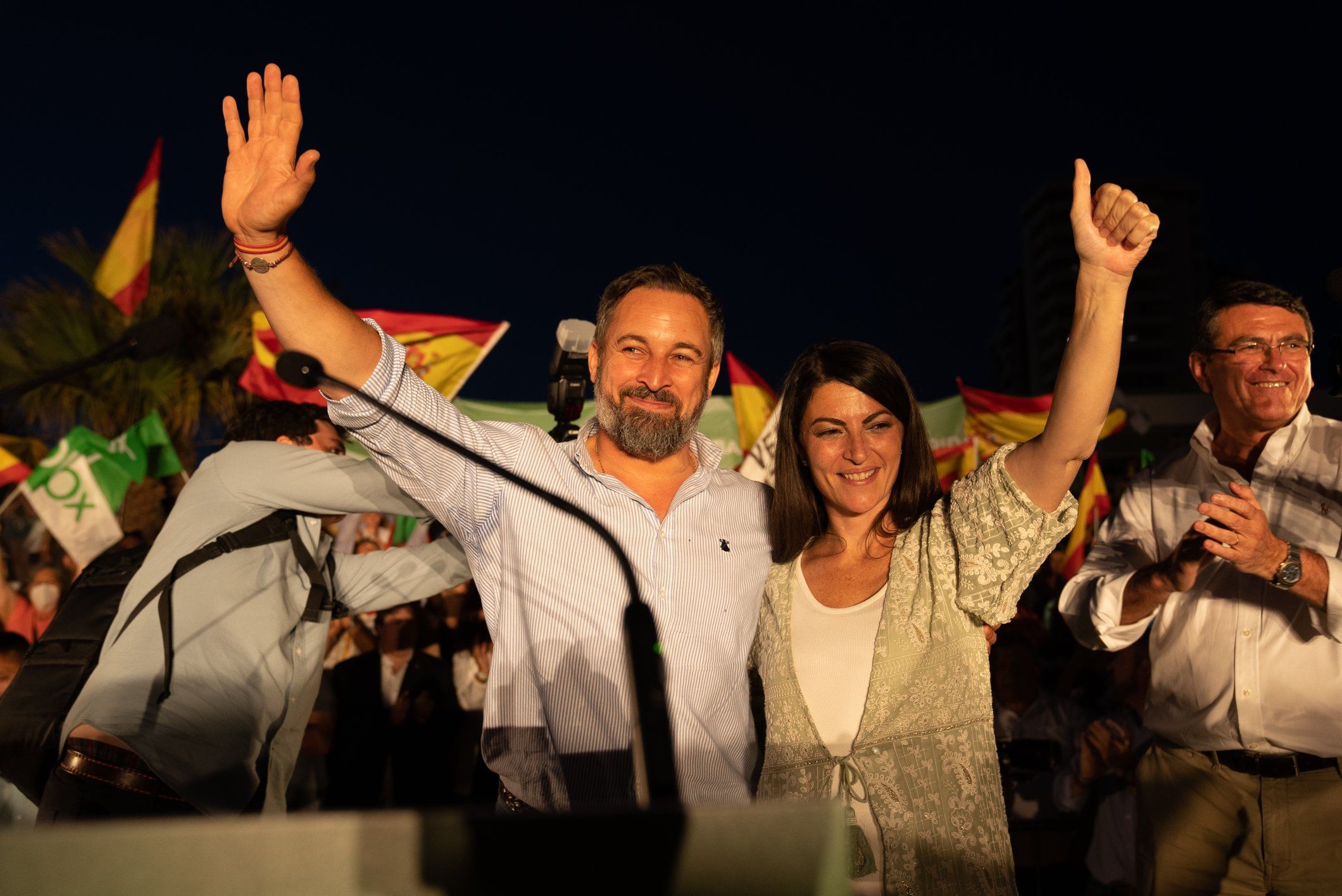 El líder de Vox, Santiago Abascal junto a Macarena Olona durante la noche electoral andaluza. El líder de Vox, Santiago Abascal junto a Macarena Olona durante la noche electoral andaluza.