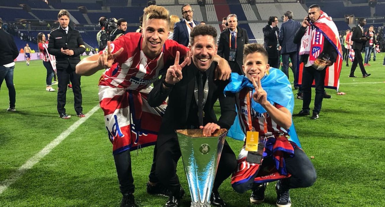 El 'Cholo' Simeone, con dos de sus hijos. A la izquierda, Gianluca, nuevo jugador del Xerez Deportivo FC. El 'Cholo' Simeone, con dos de sus hijos. A la izquierda, Gianluca, nuevo jugador del Xerez Deportivo FC.