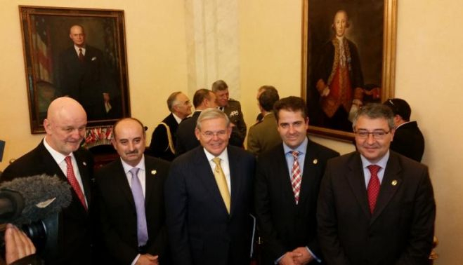 Los diputados Carlos Conde y Francisco Salado asisten al descubrimiento del cuadro del militar donado por la Diputación de Málaga. 