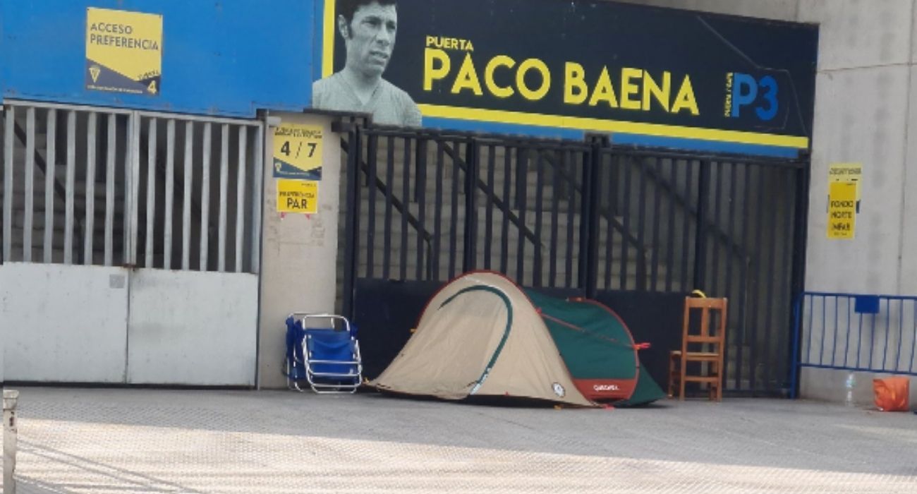 Acampada a las puertas del Nuevo Mirandilla para ver a Alejandro Sanz en primera fila. Acampada a las puertas del Nuevo Mirandilla para ver a Alejandro Sanz en primera fila.