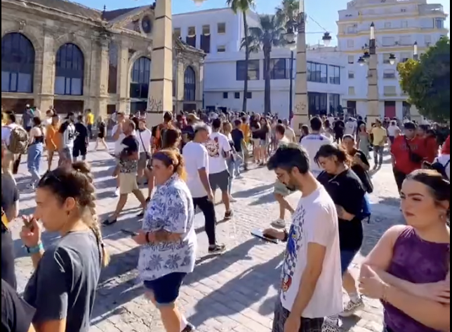 El centro de Jerez se llenó de personas que buscaban las bolas de dragón que contenían vales por un tatuaje en el estudio de pol Tattoo. El centro de Jerez se llenó de personas que buscaban las bolas de dragón que contenían vales por un tatuaje en el estudio de pol Tattoo.