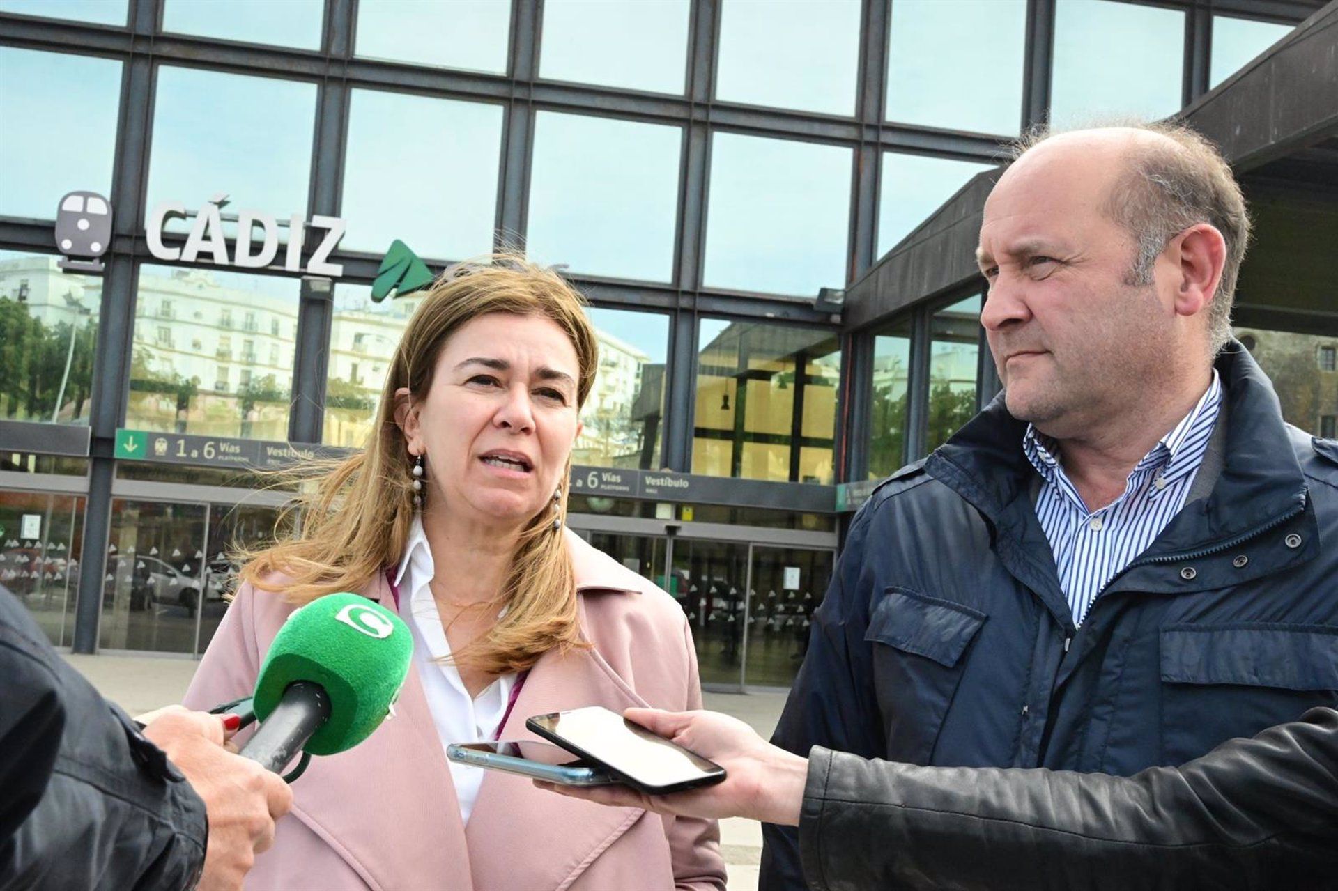 Ruiz-Sillero, en una comparecencia con los medios en la estación de Renfe en Cádiz, en una imagen de archivo. Ruiz-Sillero, en una comparecencia con los medios en la estación de Renfe en Cádiz, en una imagen de archivo.