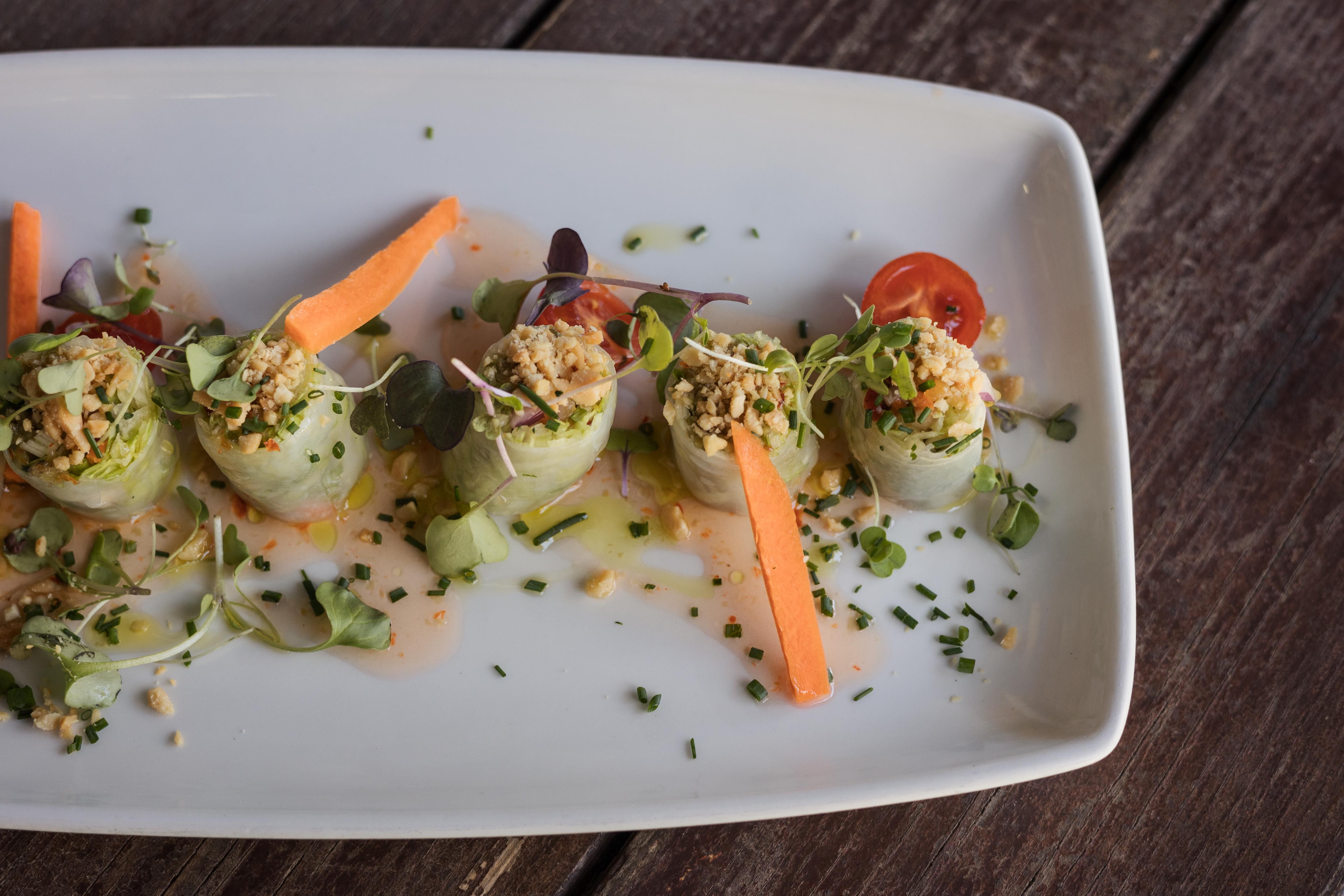 Un plato de 'summer rolls', rollitos frescos de verdura con salsa agridulce.