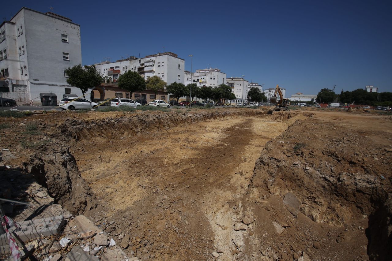 Inmenso solar que han dejado las antiguas bodegas Zoilo Ruiz-Mateos en la calle Pizarro en Jerez.