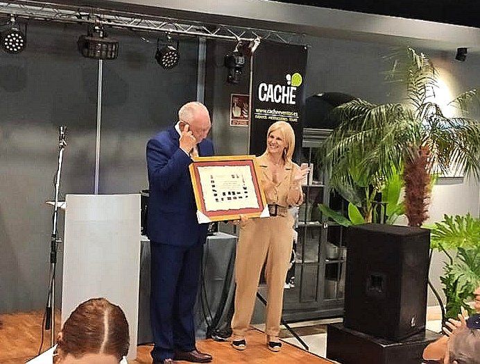 Imagen de Antonio Padillo recibiendo la placa en honor a su labor en la Policía Nacional de Jerez.