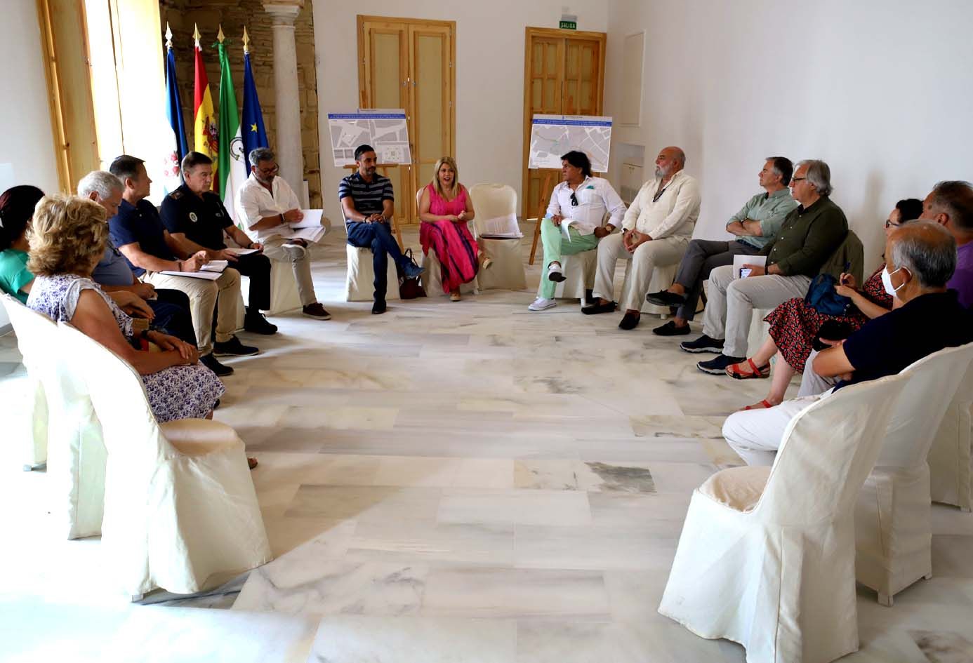 La alcaldesa y otros miembros del gobierno de Jerez, reunida con vecinos de Santiago, para explicarle el ambicioso plan para el barrio.