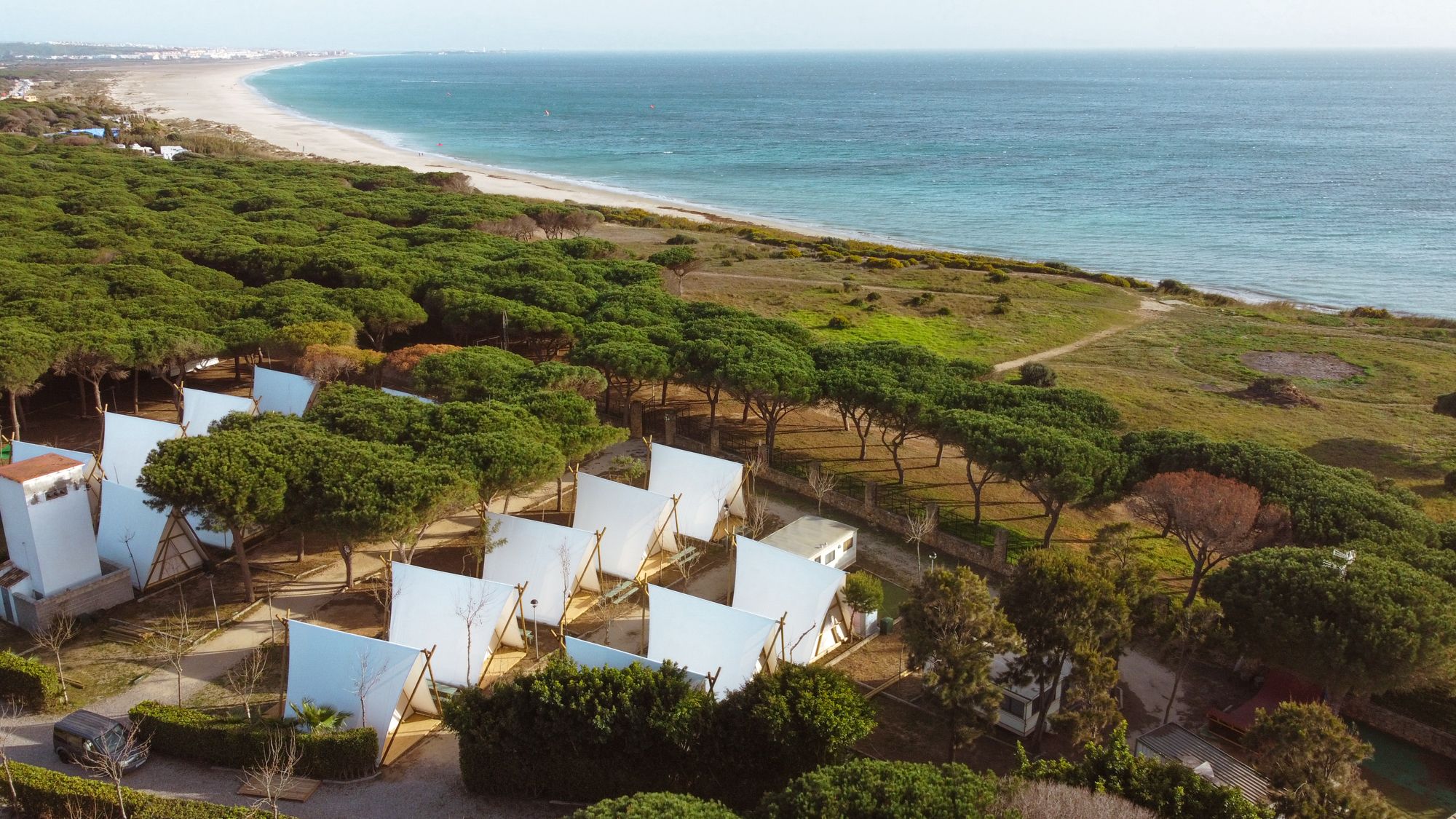 Espectacular vista de tiendas de Kampaoh en uno de los cámpings de Tarifa, en una imagen de la empresa.