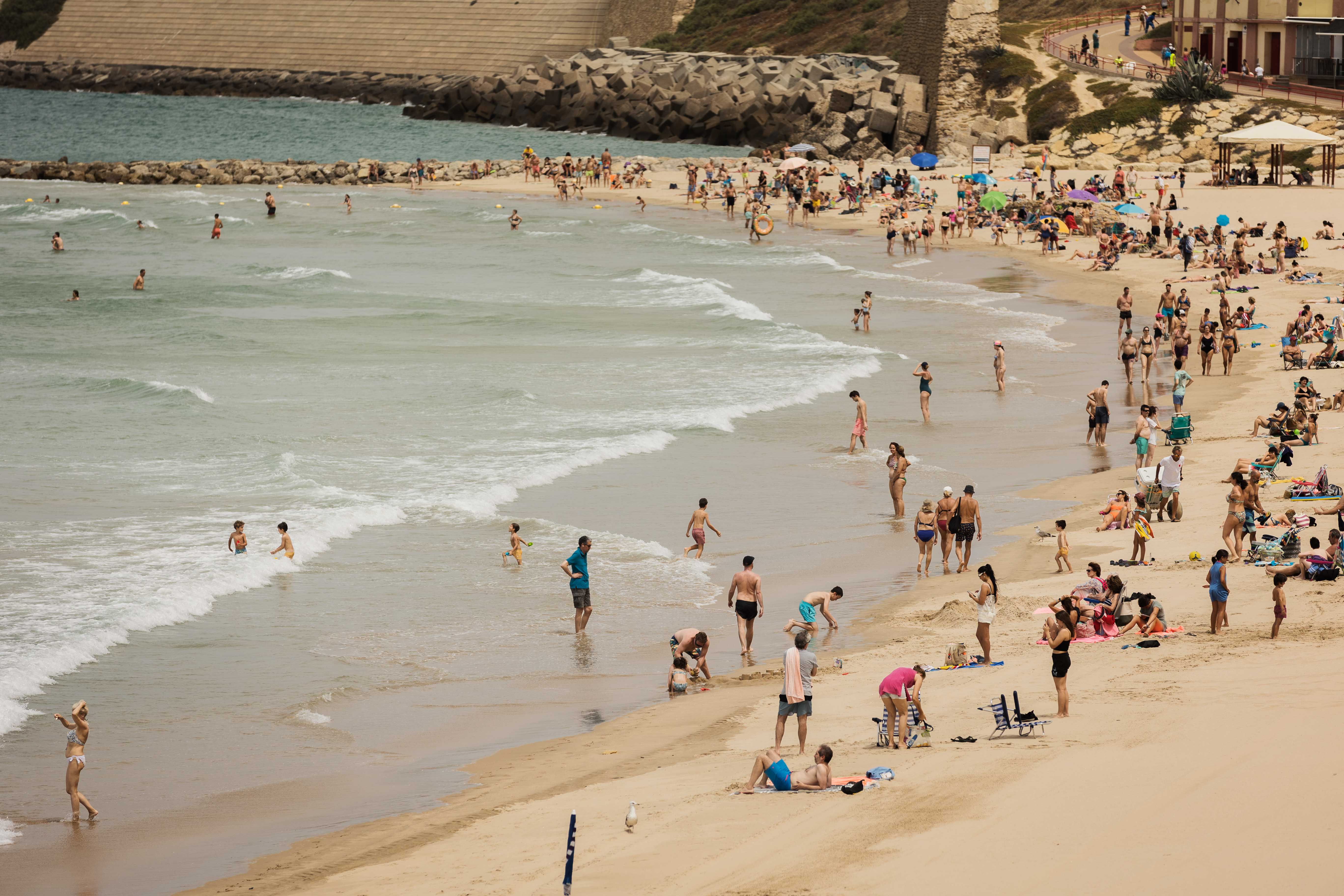 Bañistas de vacaciones en la playa Santa María del Mar de Cádiz. Bañistas de vacaciones en la playa Santa María del Mar de Cádiz.
