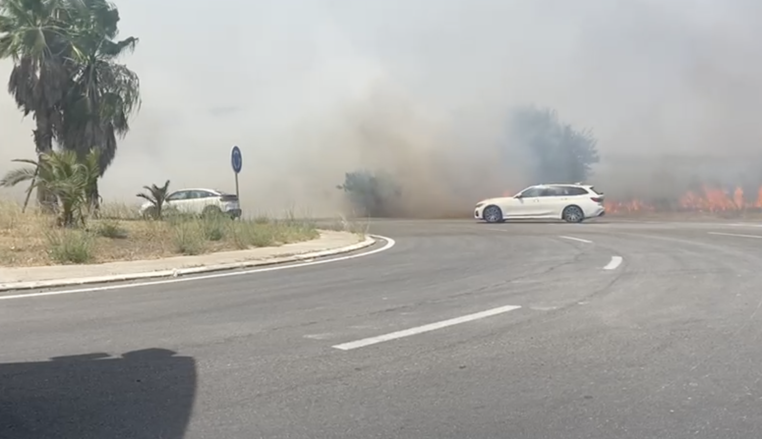 Enorme incendio cerca de La Cartuja de Jerez: columna de humo visible desde la Bahía. Enorme incendio cerca de La Cartuja de Jerez: columna de humo visible desde la Bahía.