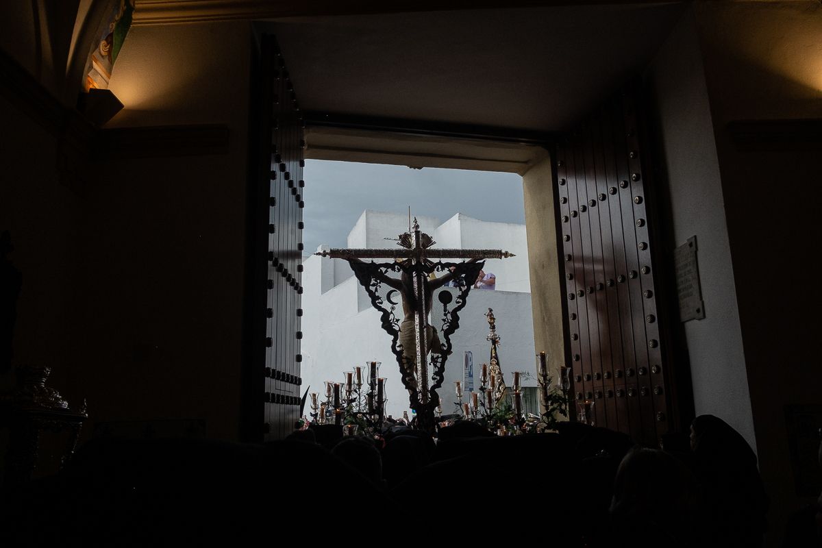 El Cristo saliendo de la ermita de San Telmo.    MANU GARCÍA