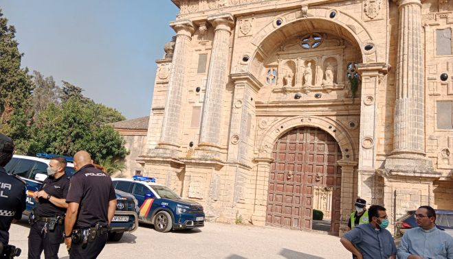 La Cartuja de Jerez, desalojada por el incendio desatado en su entorno este miércoles.