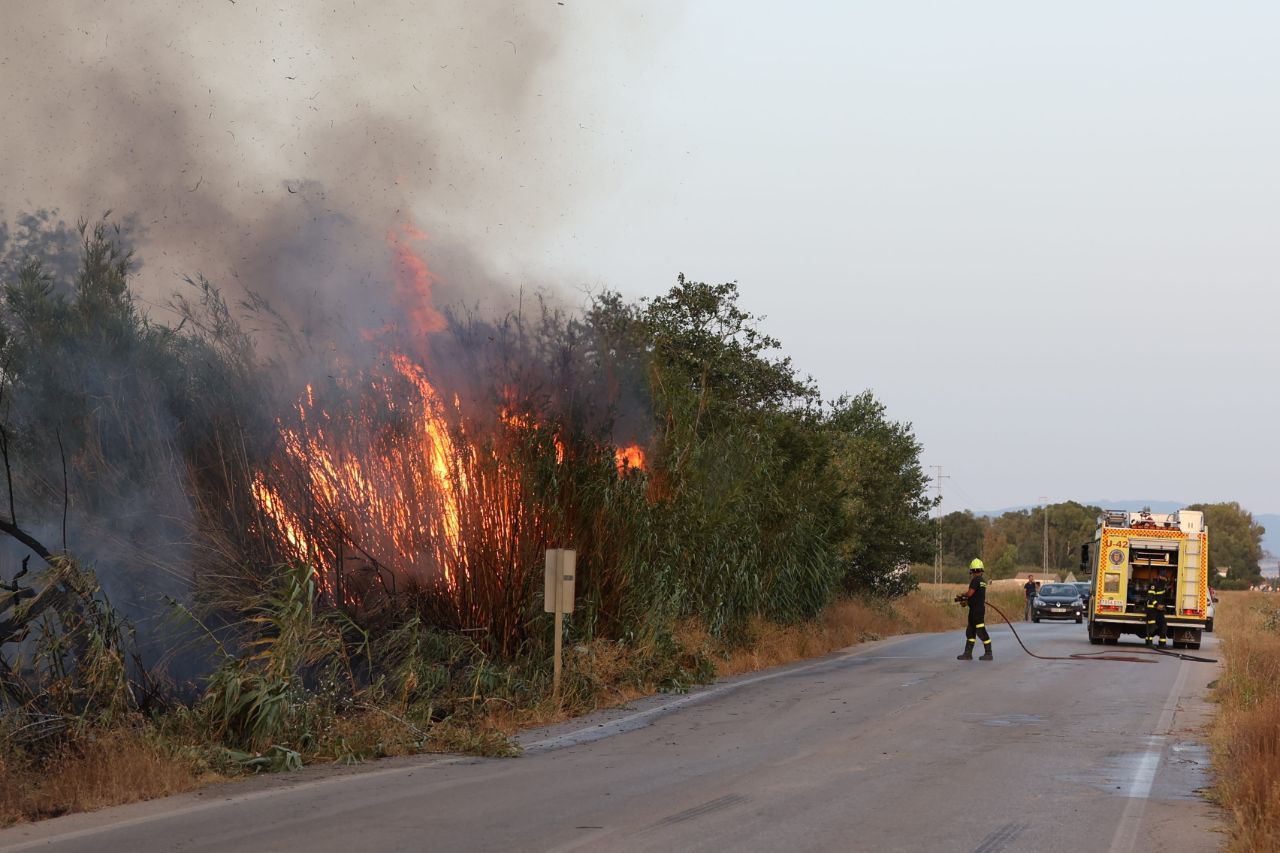El fuego todavía no está controlado del todo. MANU GARCÍA El fuego todavía no está controlado del todo. MANU GARCÍA