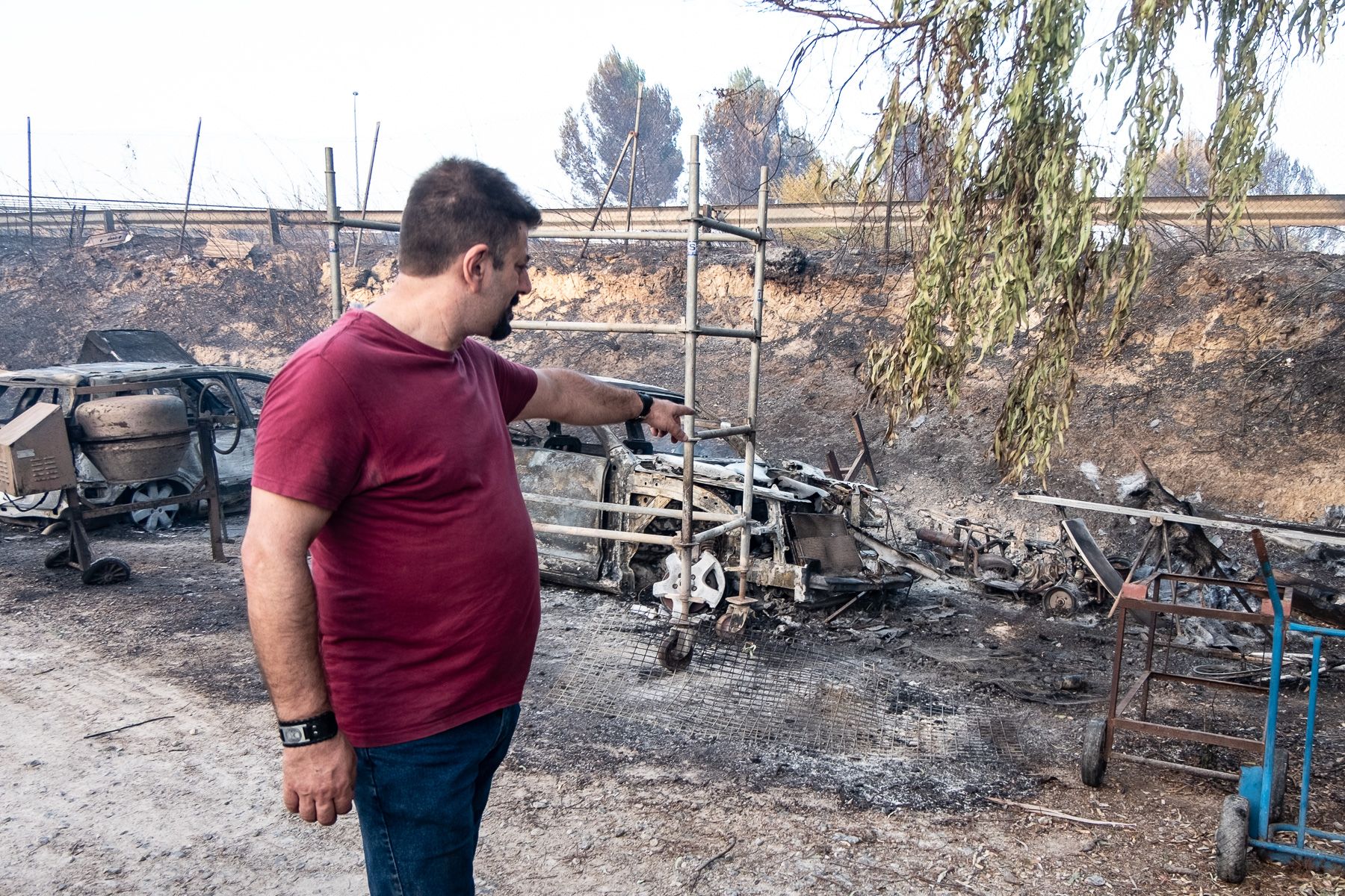 José Manuel Millán, vecino de Lomopardo, muestra el daño material que ha sufrido por el incendio. Sus coches han quedado calcinados.