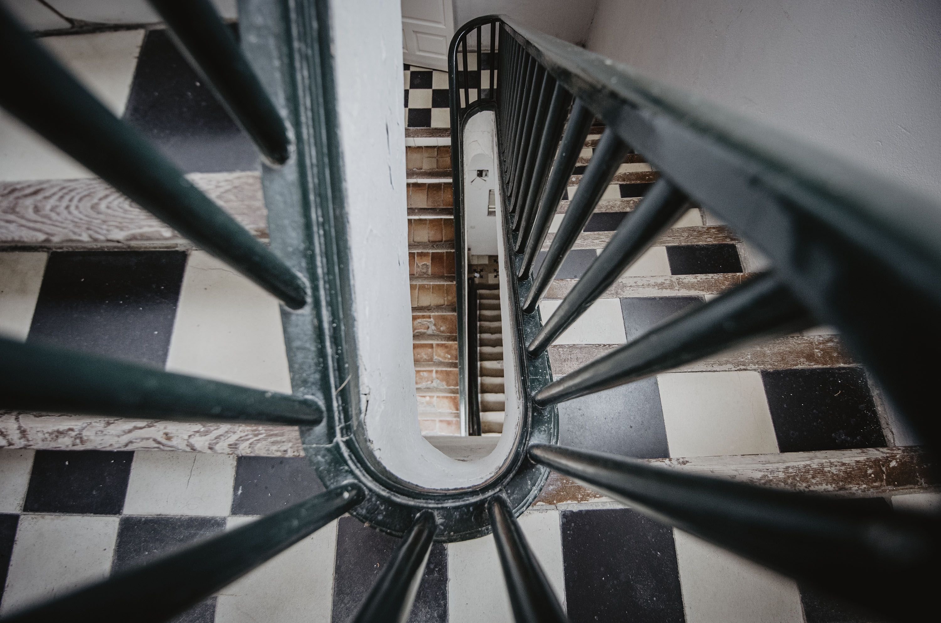 La trastienda del hotel,  la escalera de servicio.   ESTEBAN