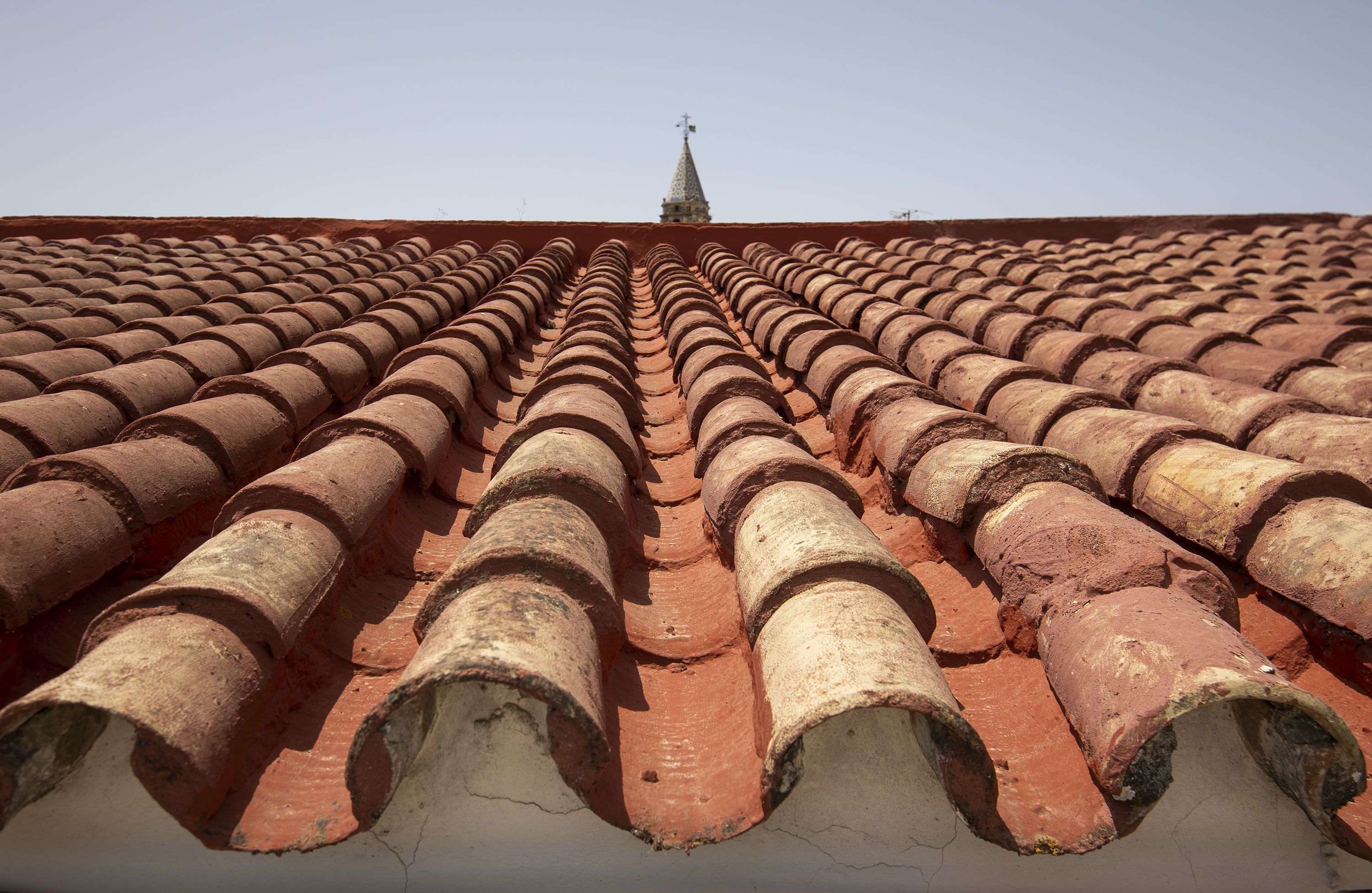 La azotea con los techos de tejas y sobresaliendo, el pináculo del campanario de San Miguel.   ESTEBAN 