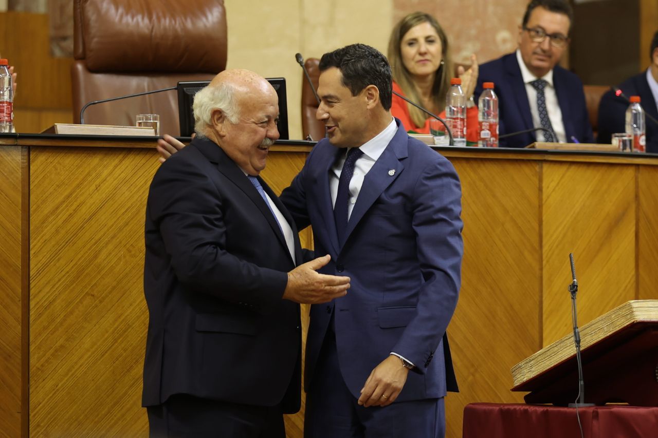 Jesús Aguirre y Juanma Moreno tras la jura del cargo.