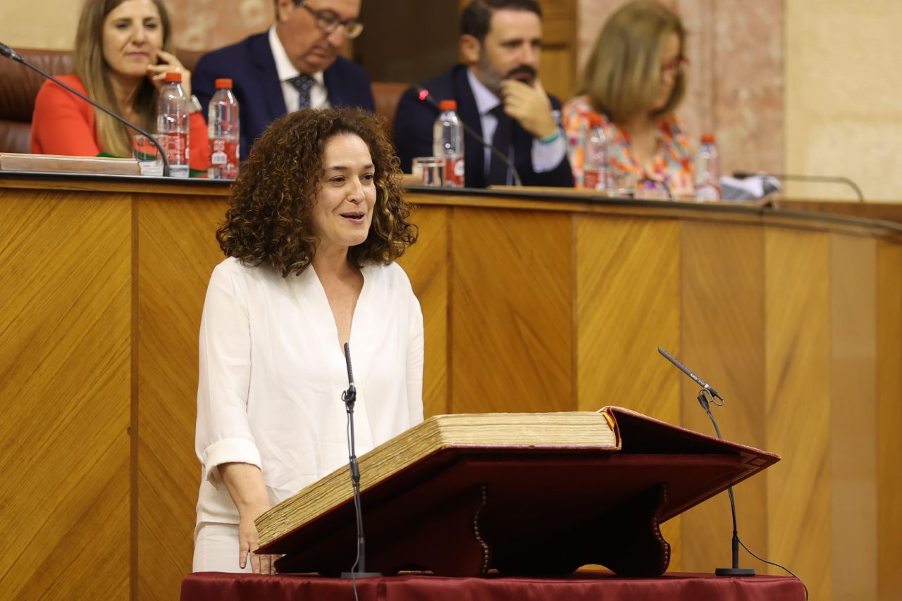 Inma Nieto durante su promesa de diputada.