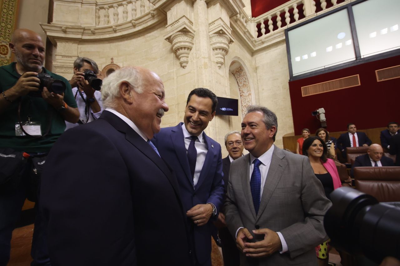 Espadas, Aguirre y Moreno compartiendo un momento antes de comenzar la legislatura.