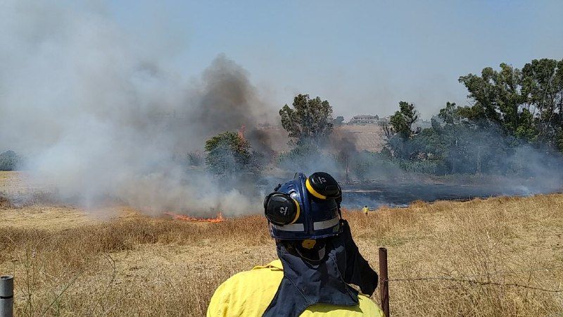 Un bombero, delante de las llamas. MANU GARCÍA Un bombero, delante de las llamas. MANU GARCÍA