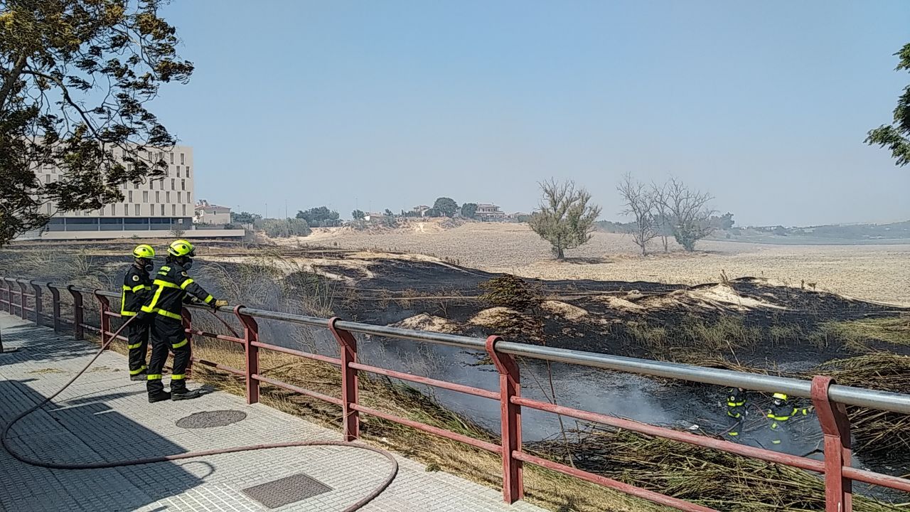Bomberos tratando de apagar una de las zonas afectadas por el fuego. La Policía Local ha pedido a los ciudadanos que salgan de sus casas. MANU GARCÍA Bomberos tratando de apagar una de las zonas afectadas por el fuego. La Policía Local ha pedido a los ciudadanos que salgan de sus casas. MANU GARCÍA