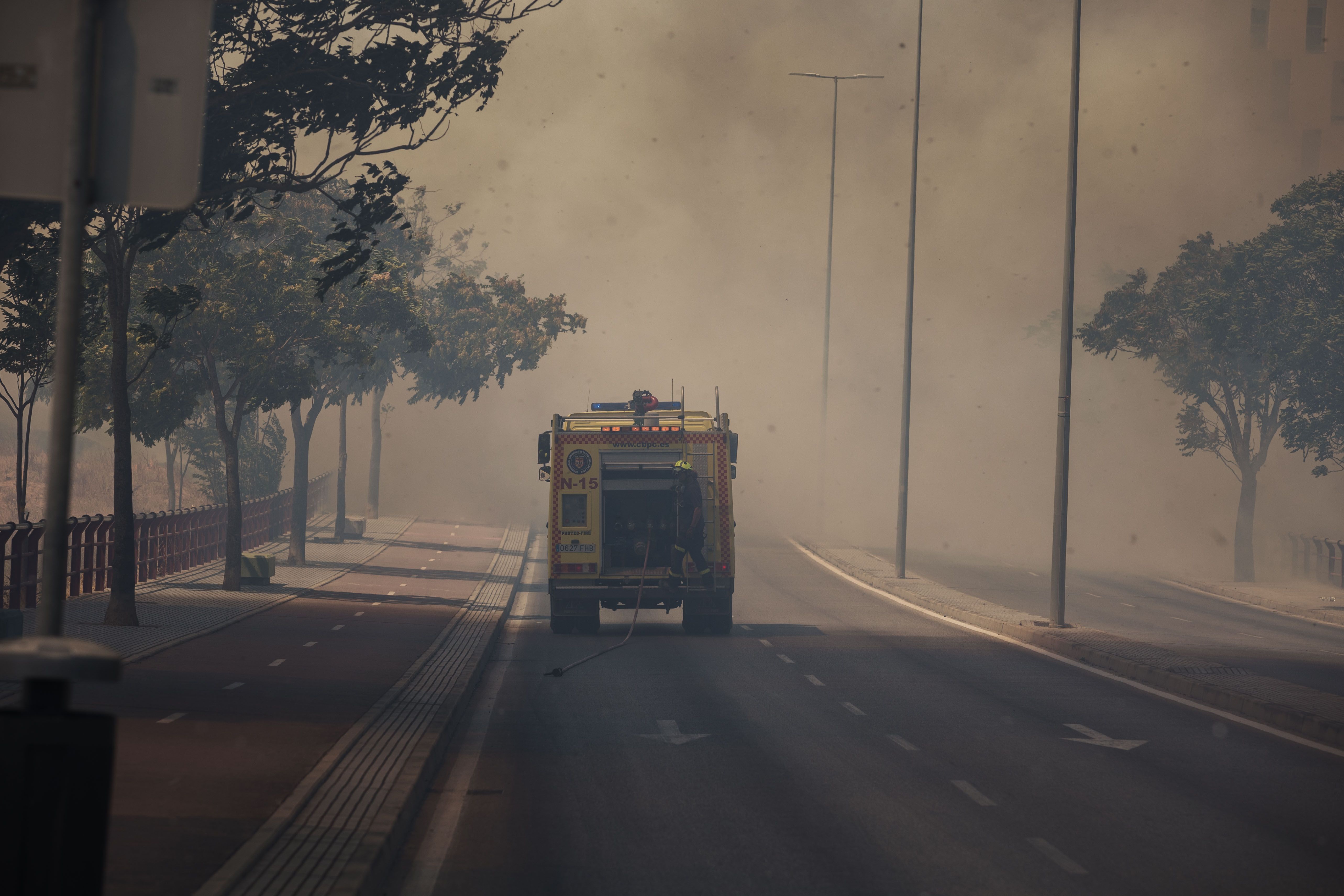 Fin de la alarma por el incendio en Jerez: el fuego, controlado y los vecinos vuelven a sus casas. Un cambio de Bomberos, entre la humareda en Jerez.