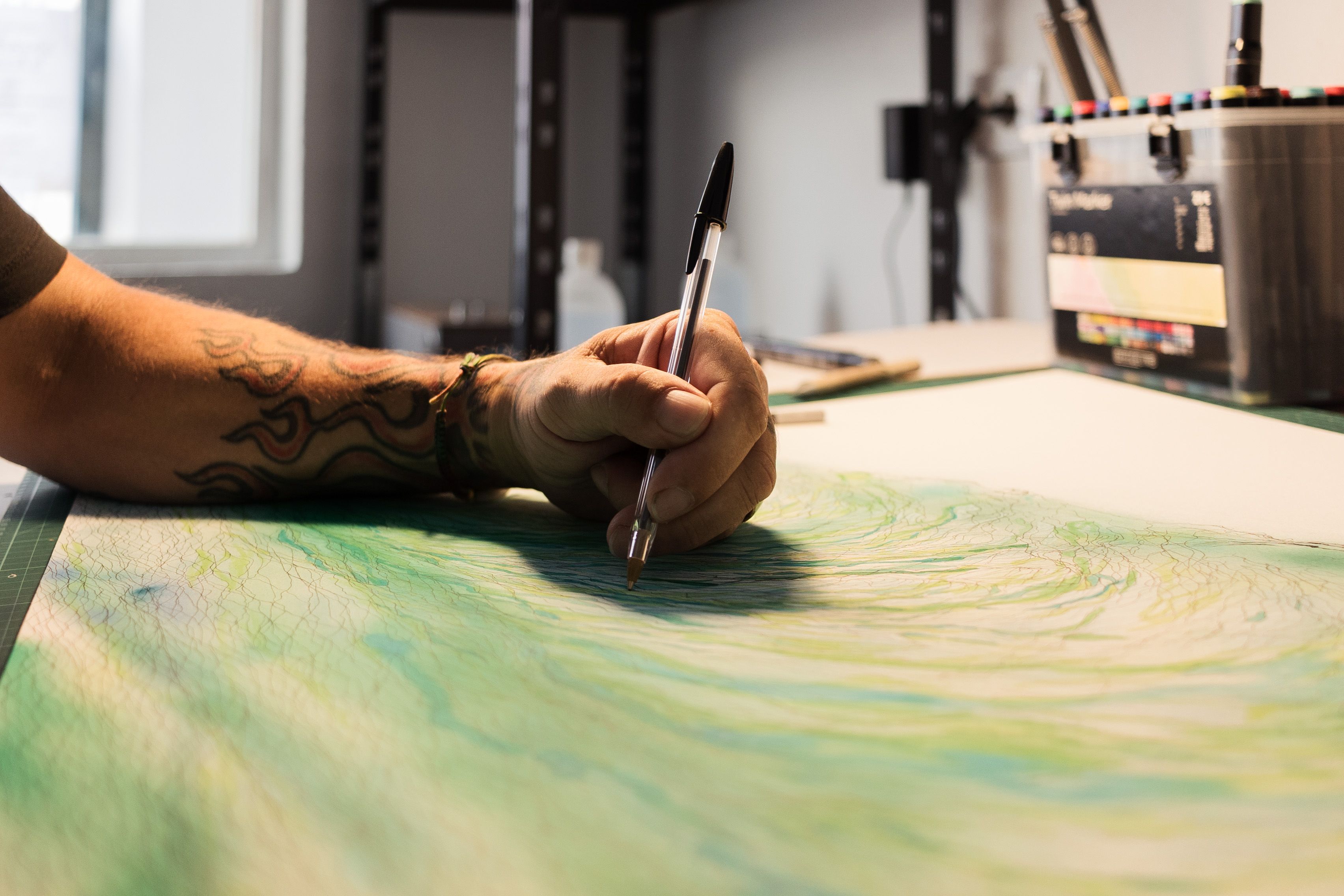 Proceso de creación de una de sus obras con olas.