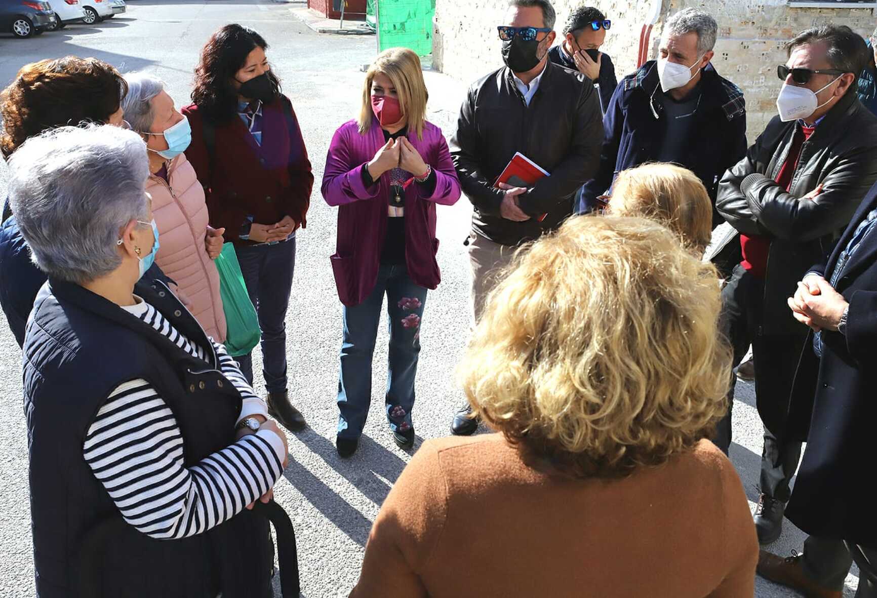 La alcaldesa y Díaz, en una visita en La Asunción por las obras de rehabilitación de sus viviendas.